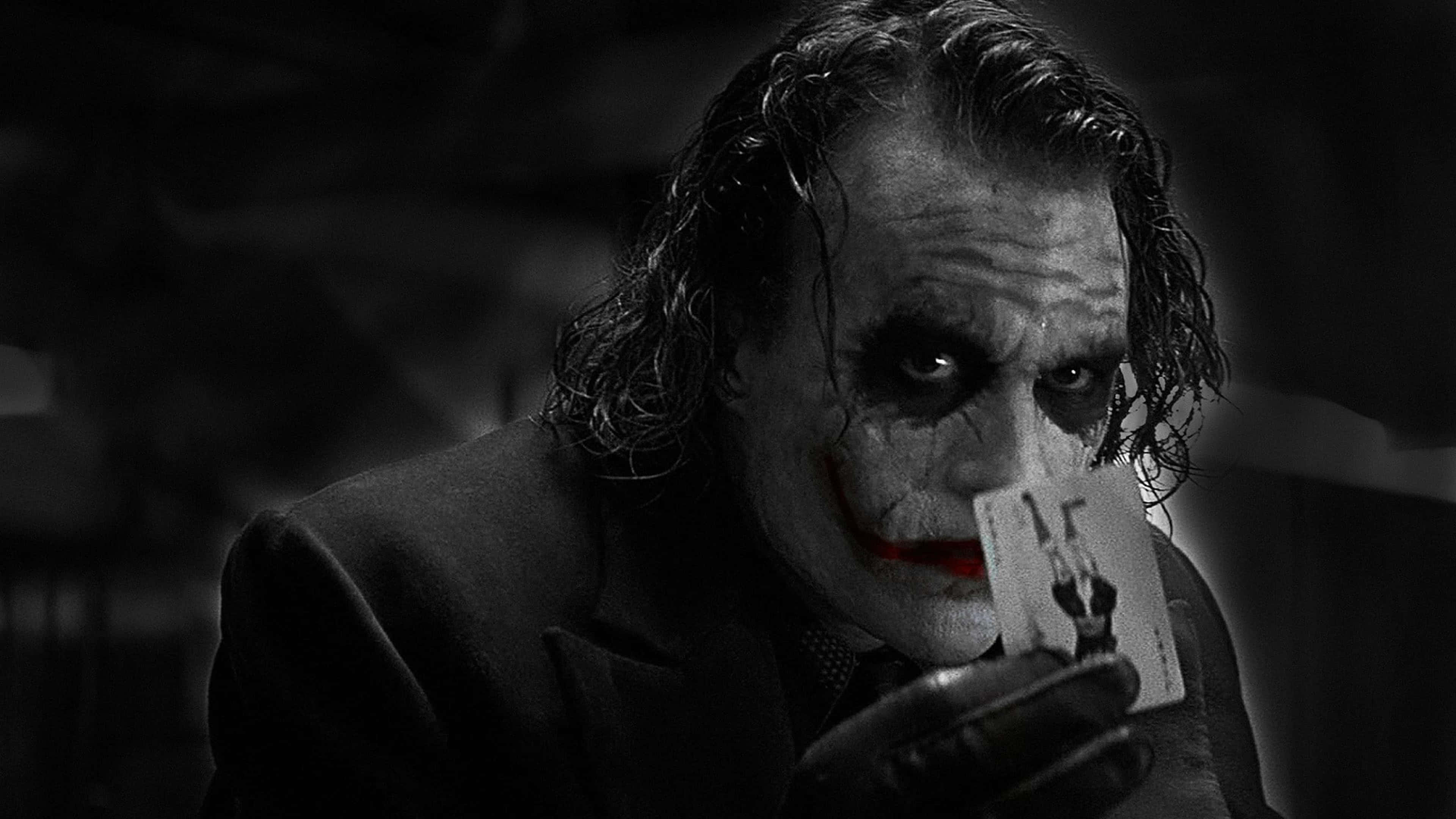Bango la Joker wa Knight Giza Katika 4K Ultra HD Nyeusi na Nyeupe Picha ya Ukuta