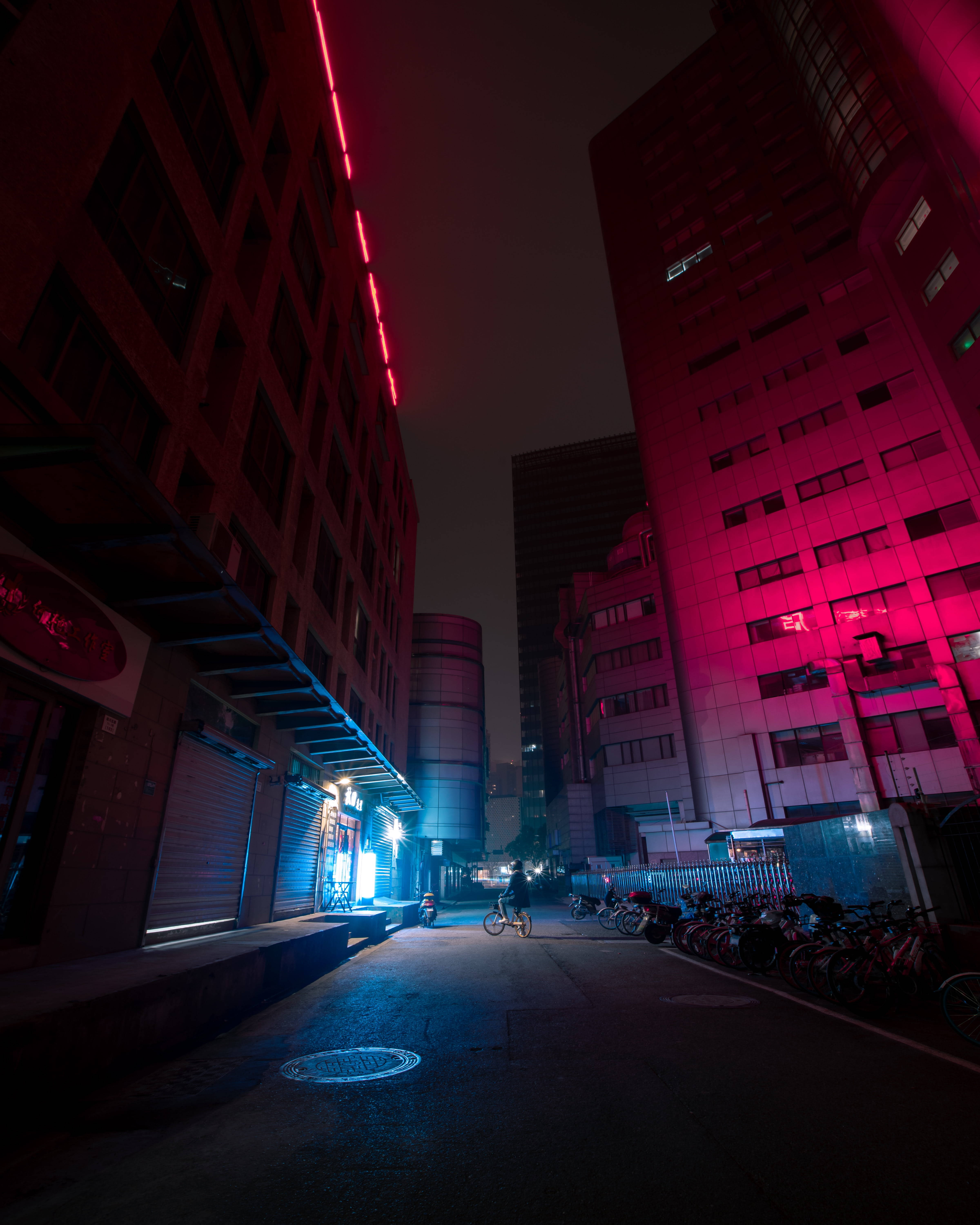 Barabara ya Neon Giza yenye Baiskeli Picha ya Ukuta