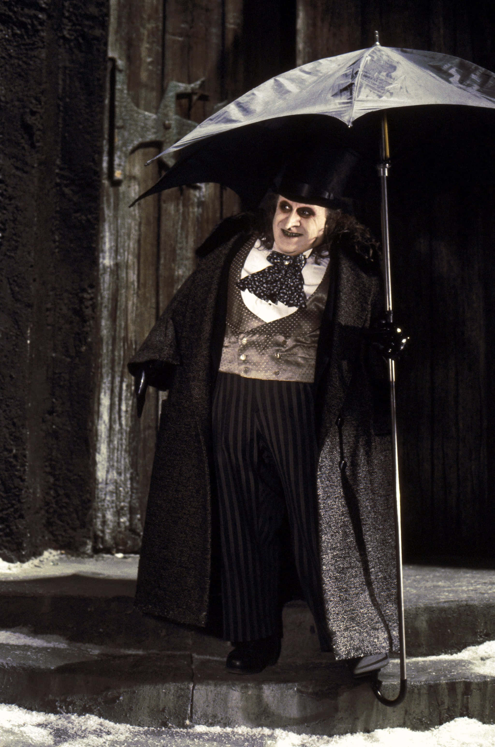 Batman inakabiliwa na Penguin katika mchezo wa kusisimua Picha ya Ukuta