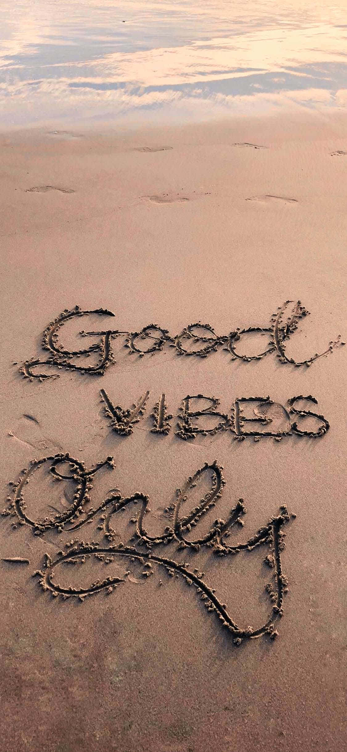 Mchanga wa Pwani na Vibes za Wema iPhone Picha ya Ukuta