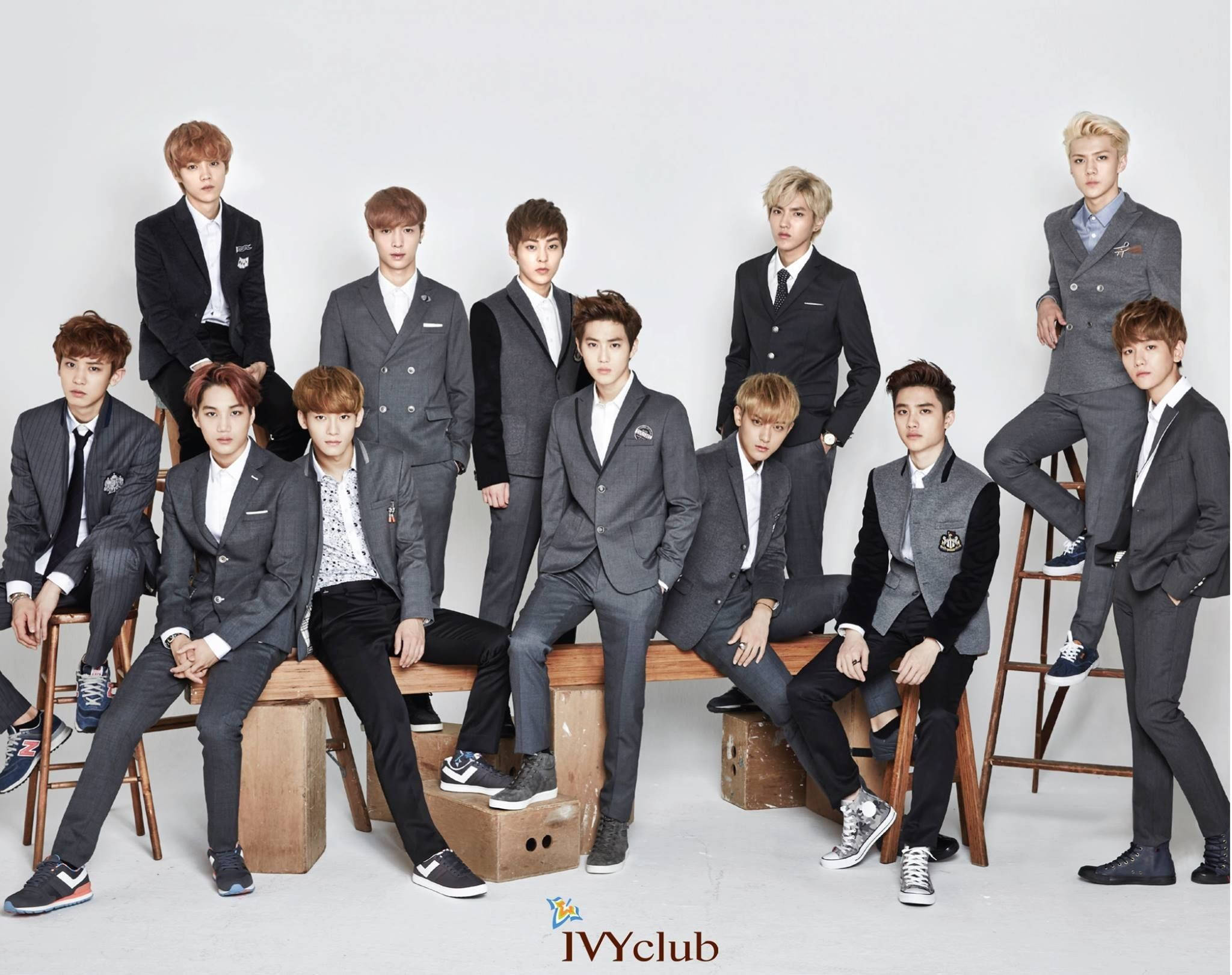Bendi ya EXO wakiwa na Sare za Ivy Club Picha ya Ukuta