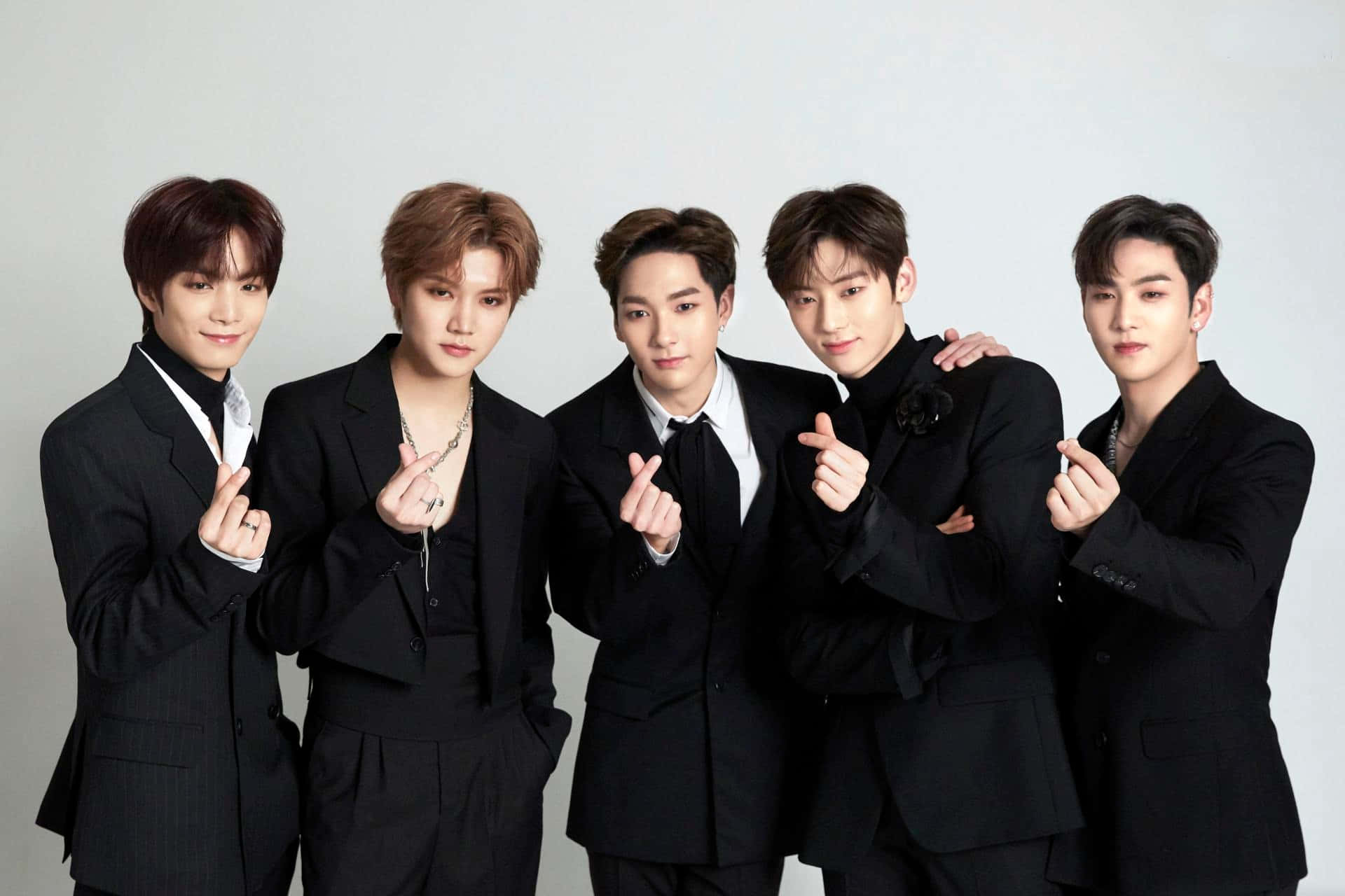 Bendi ya Wavulana ya Kpop Nuest Suti Picha ya Ukuta