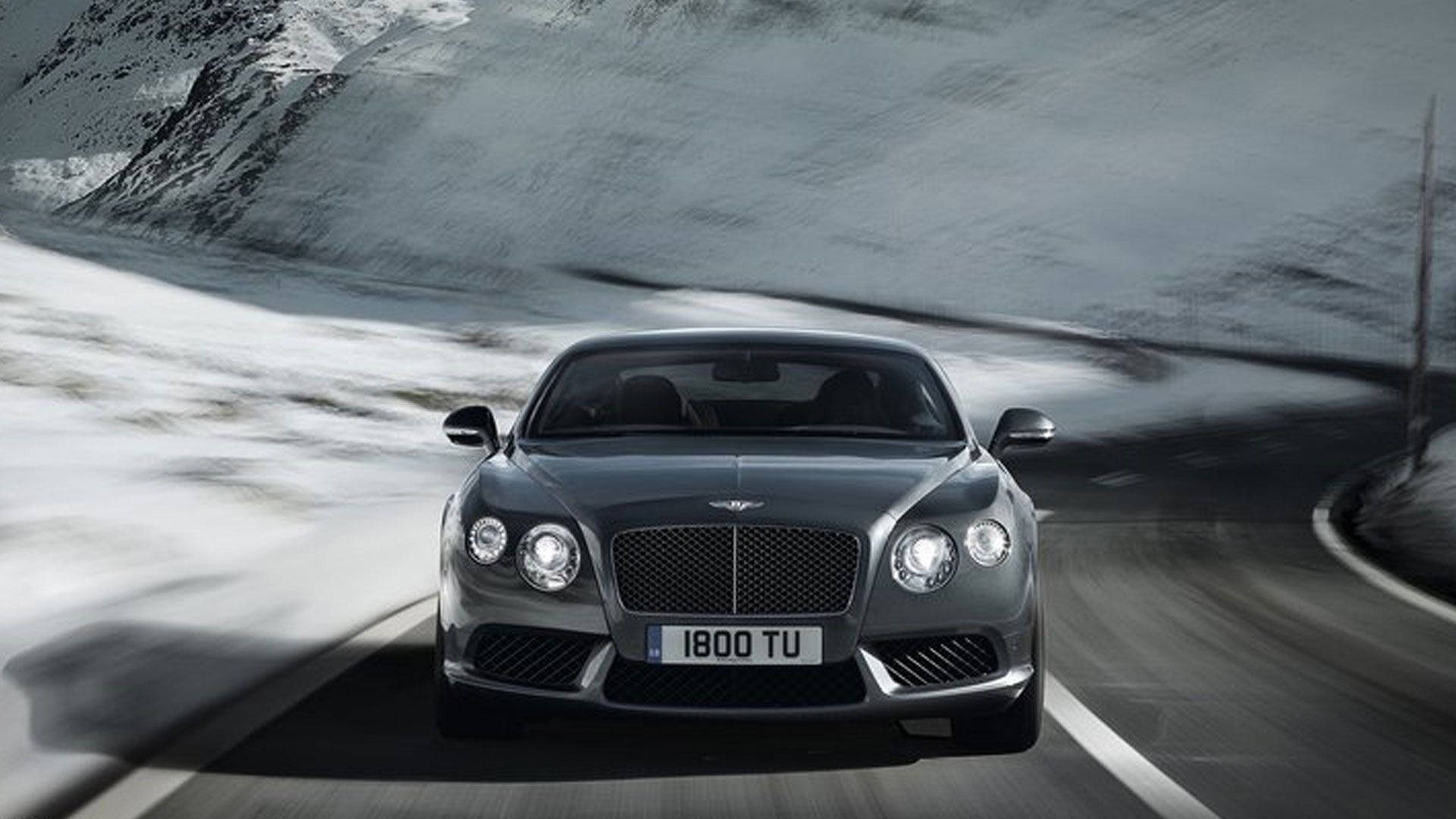 Bentley Speeding In Snowy Mountains Picha ya Ukuta