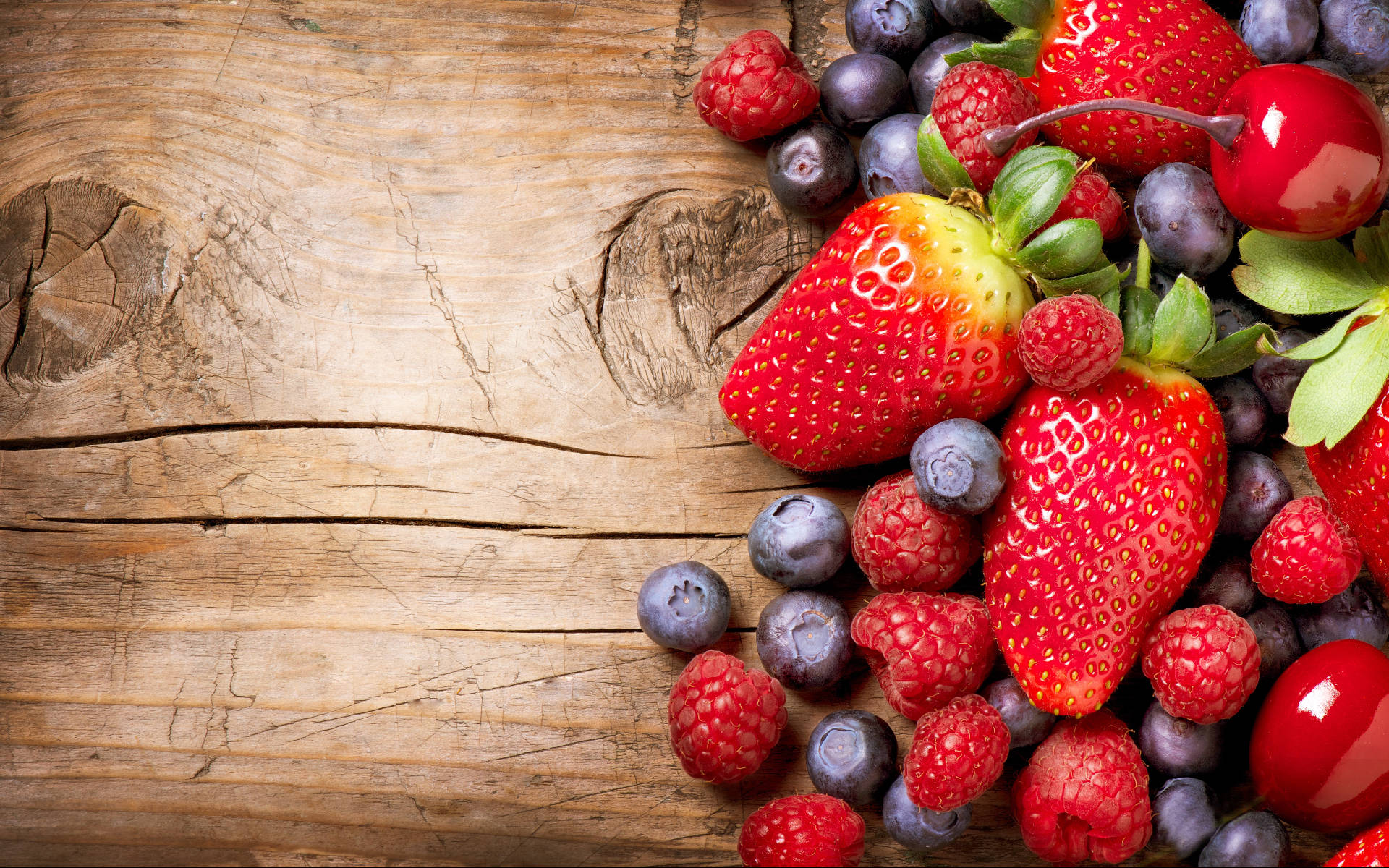 Berries Mchanganyiko Juu ya Mbao Picha ya Ukuta