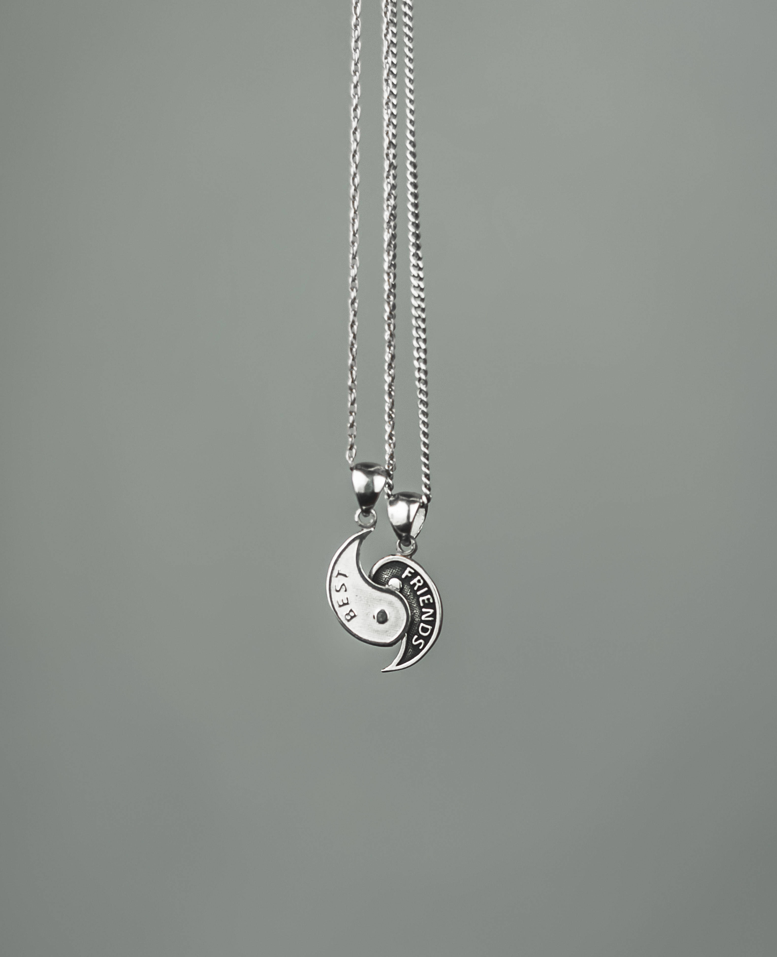 Best Friends' Heart Pendant Necklace Picha ya Ukuta