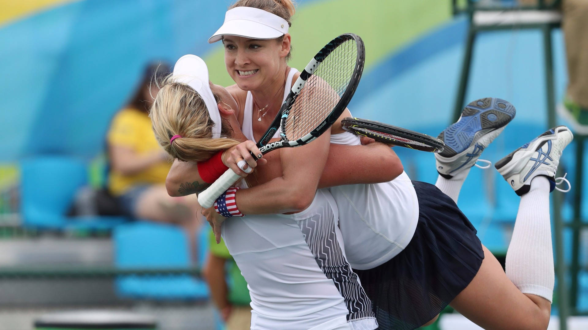 Bethanie Mattek-Sands akimkumbatia mchezaji mwenzake Picha ya Ukuta