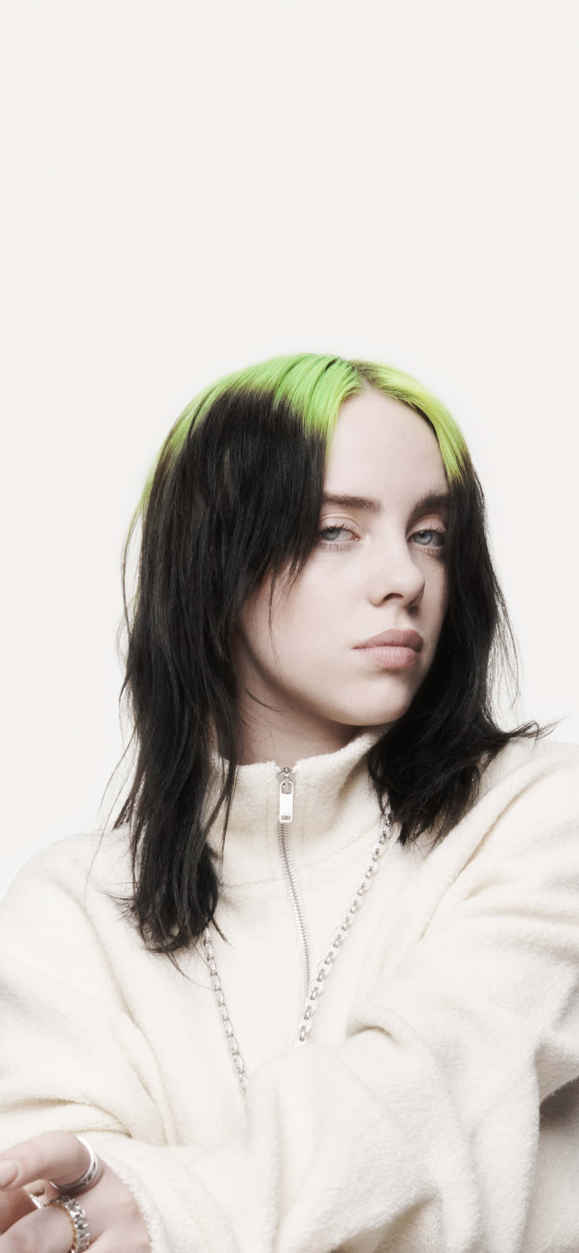 Billie Eilish juu ya jukwaa, akionyesha mwonekano wake wa kipekee Picha ya Ukuta