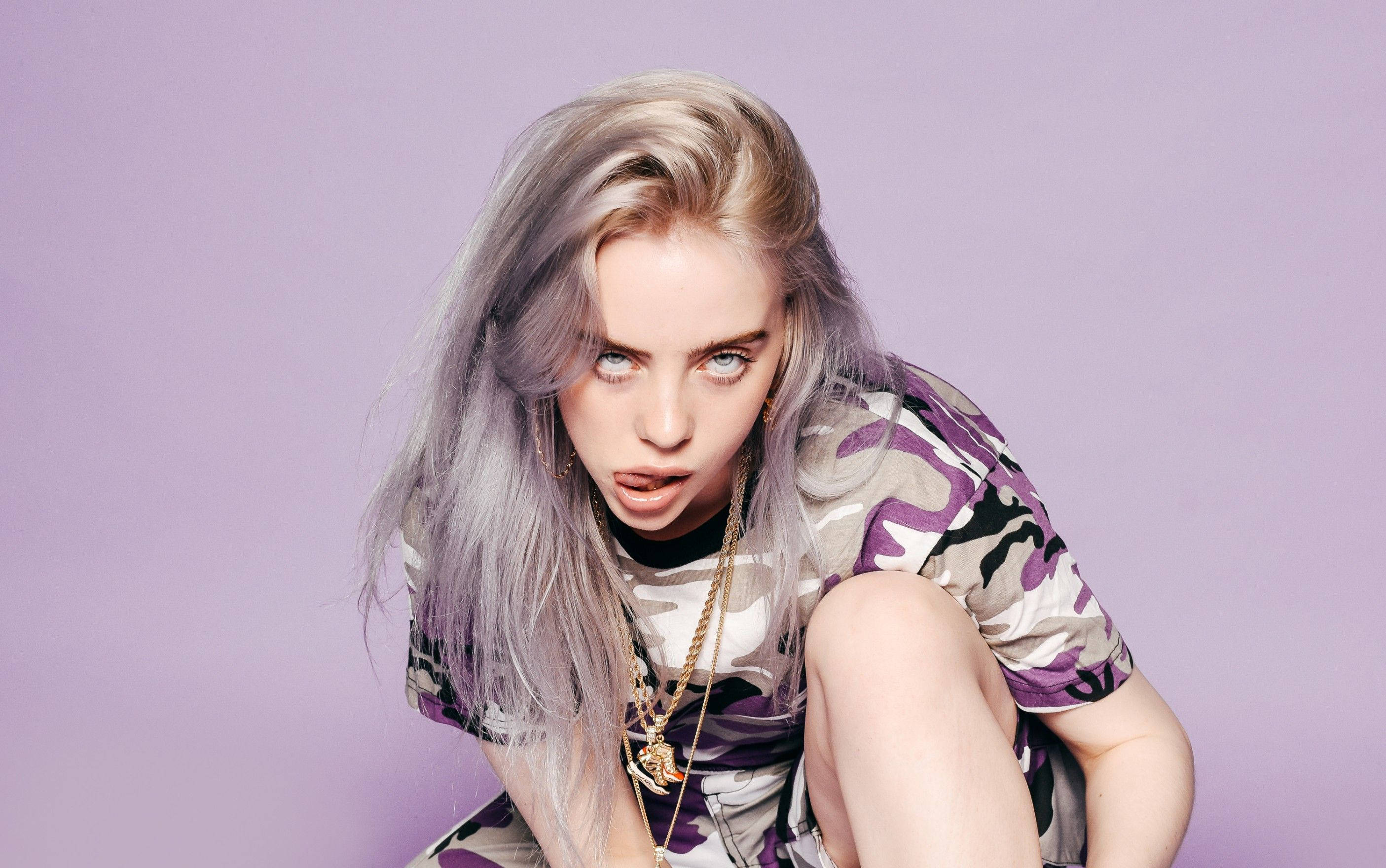 Billie Eilish ya Rangi ya Zambarau Picha ya Ukuta