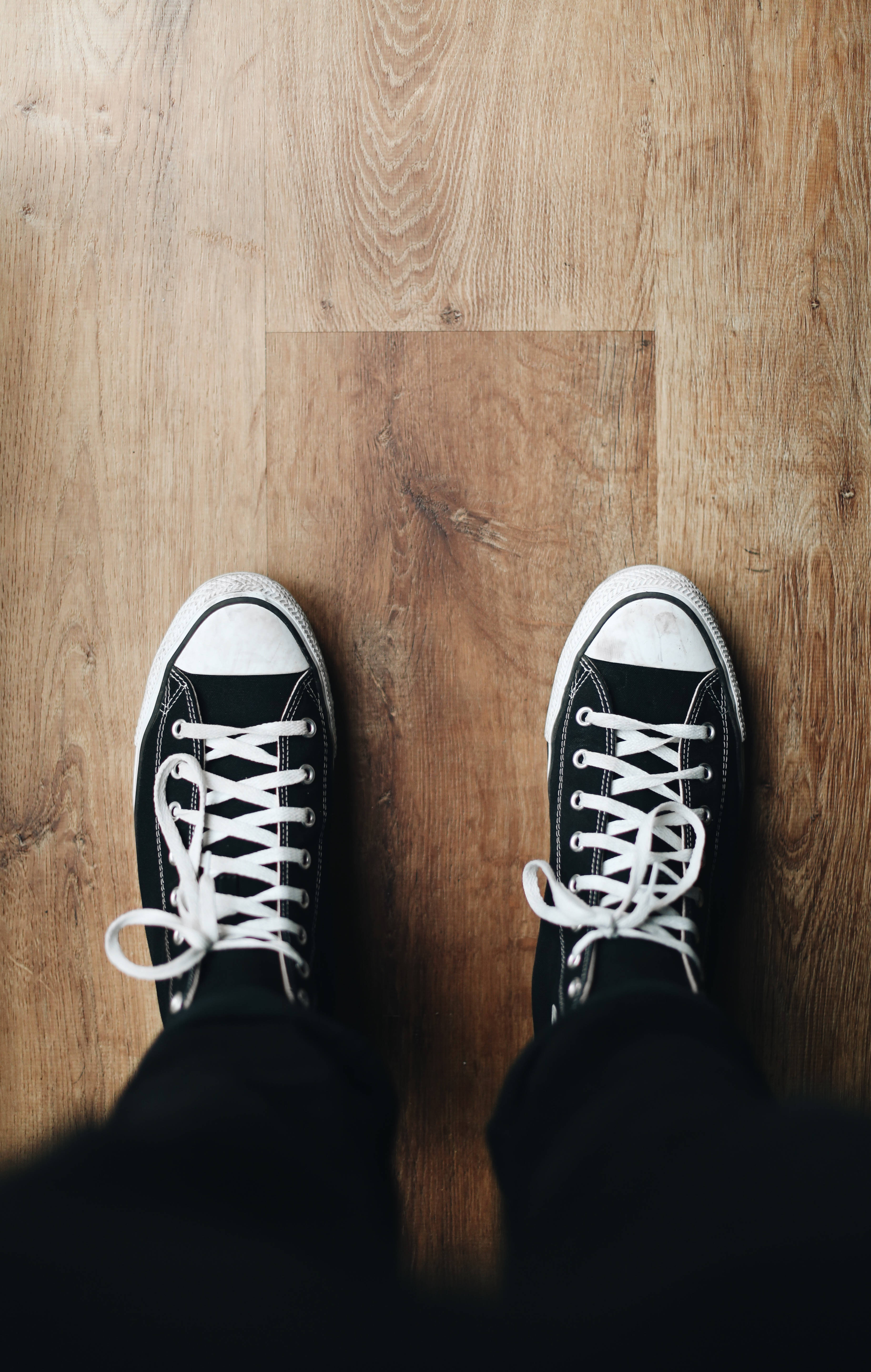 Black Converse Sneakers Picha ya Ukuta