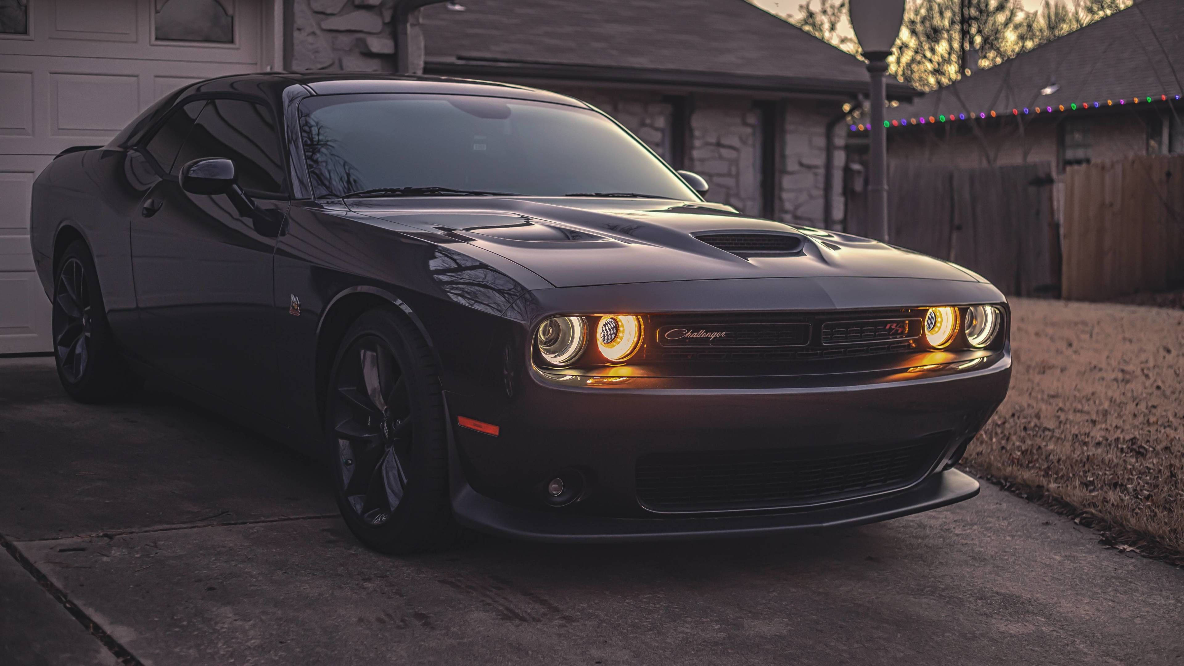 Black Dodge Challenger Demon 4K Nje ya Gereji Picha ya Ukuta