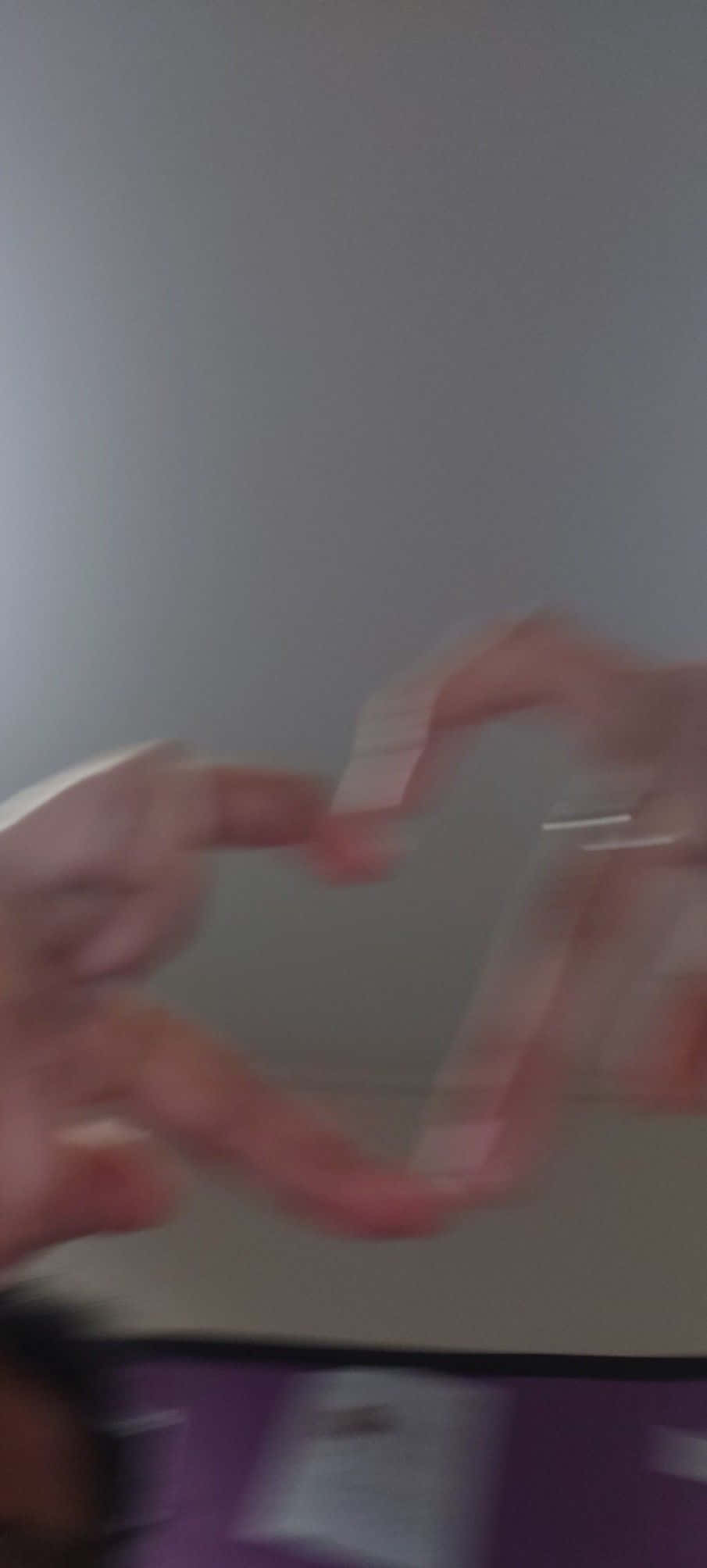 Blurry Fingers Forming Heart Picture Picha ya Ukuta