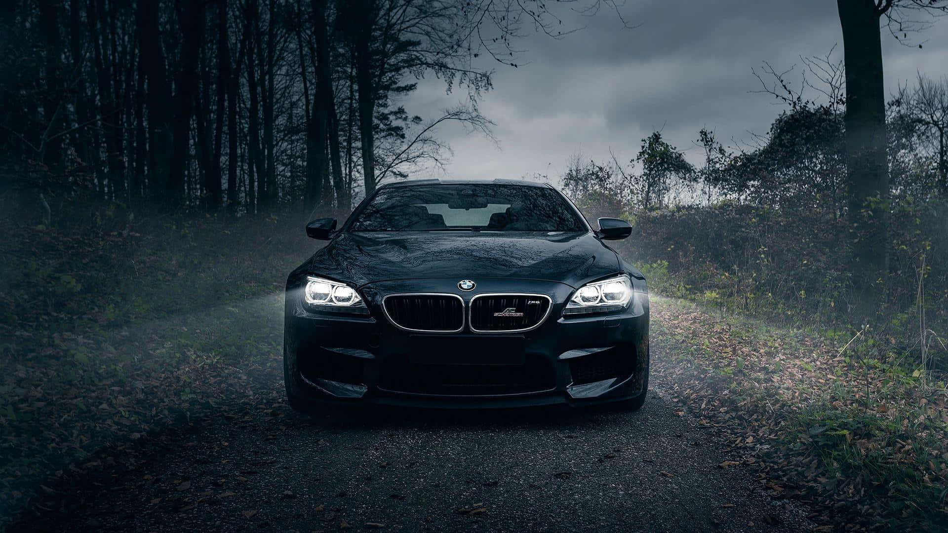 BMW 1920x1080 Kuendesha Usiku Msituni Picha ya Ukuta