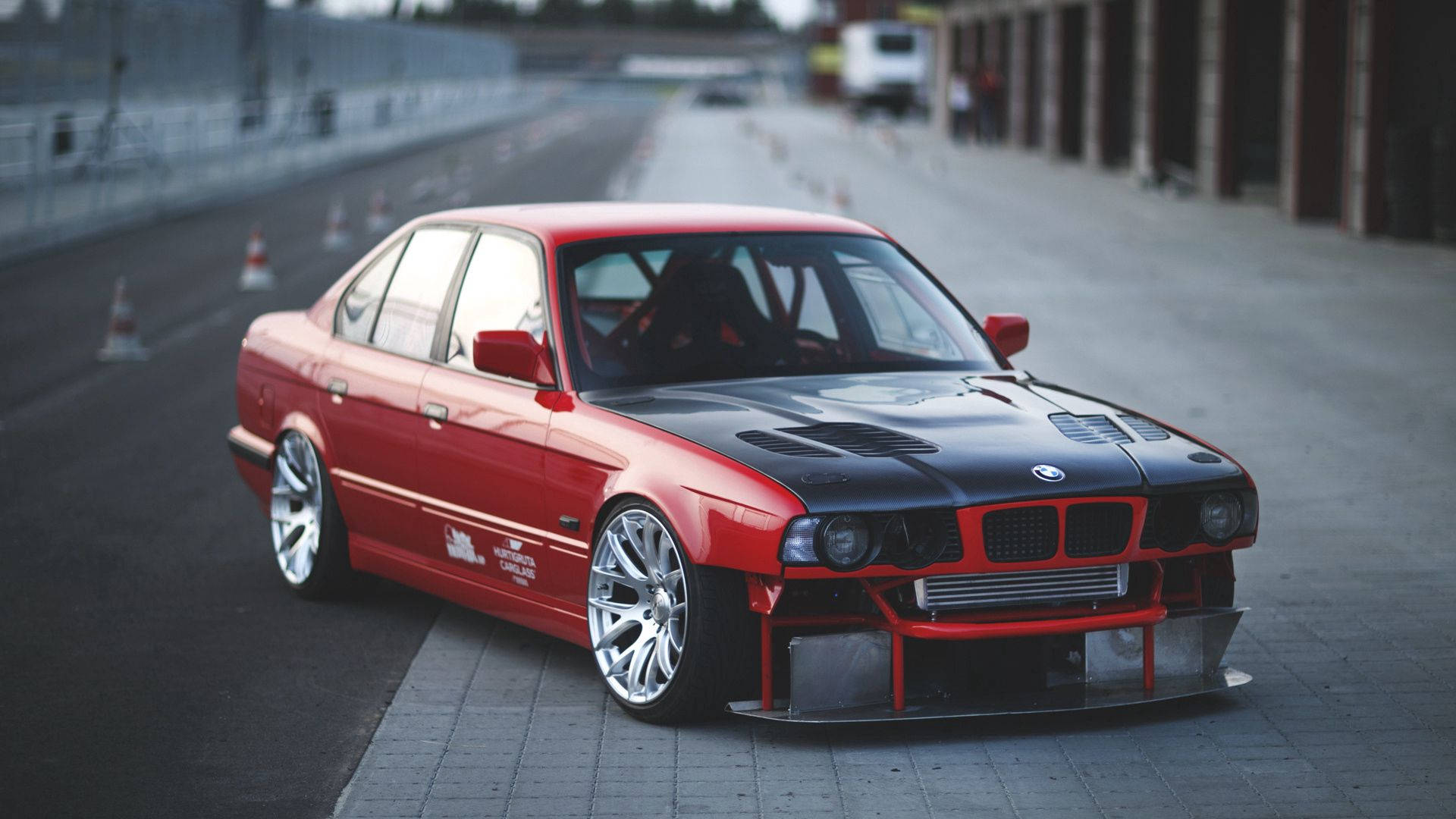 BMW E34 Nyekundu Inayovutia Full HD Picha ya Ukuta
