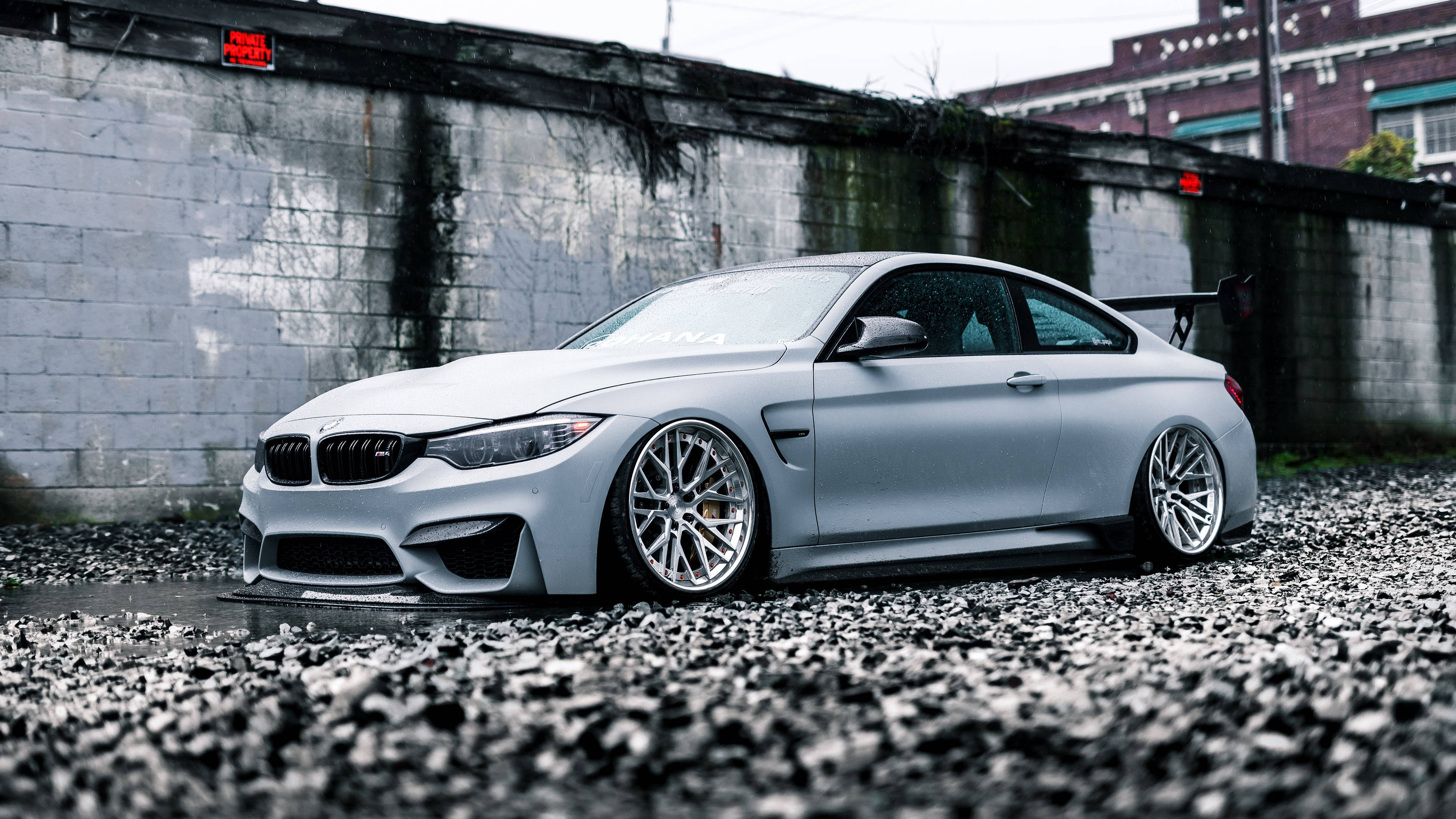 BMW M4 Nyeupe Ardhi ya Mawe Picha ya Ukuta