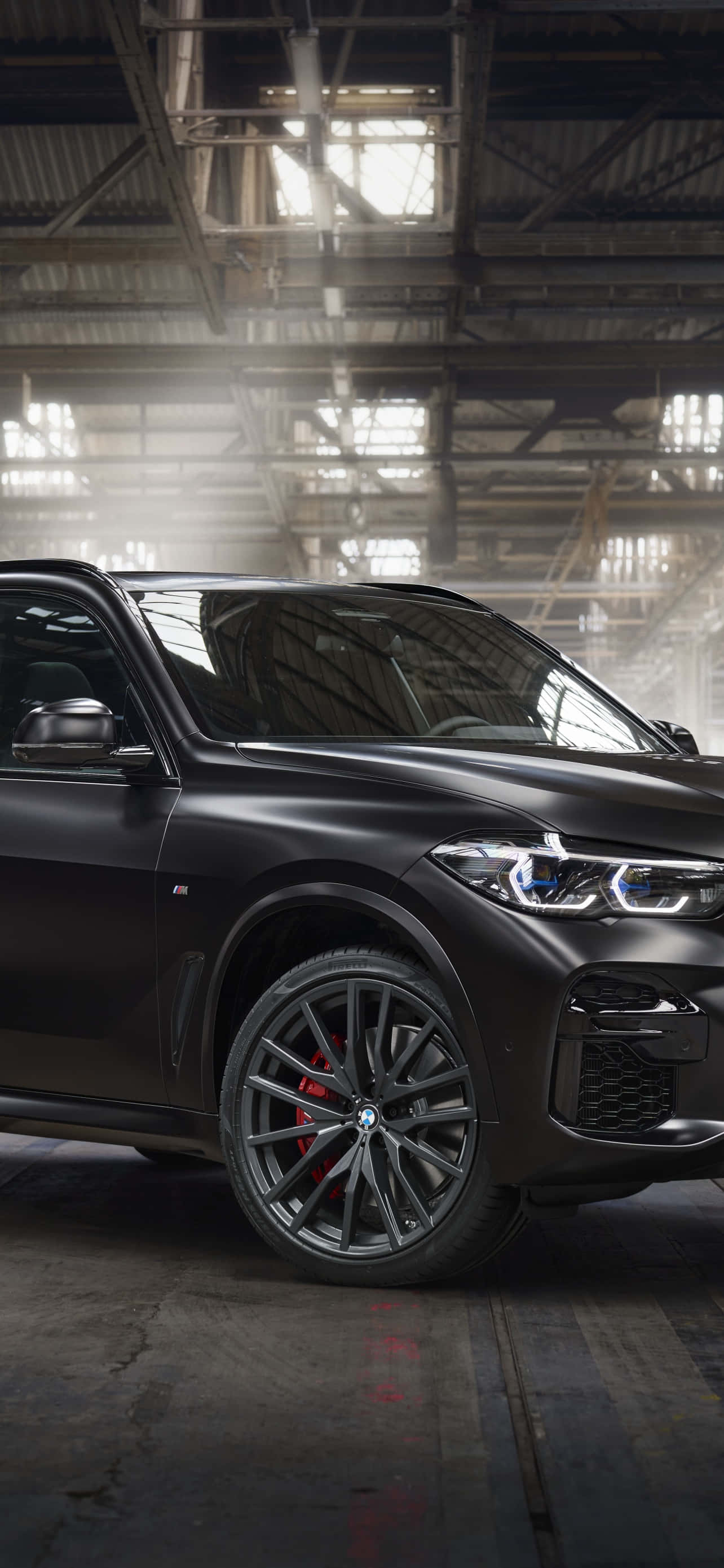 BMW X6 M yenye Nguvu ya Kuvutia Barabarani Picha ya Ukuta