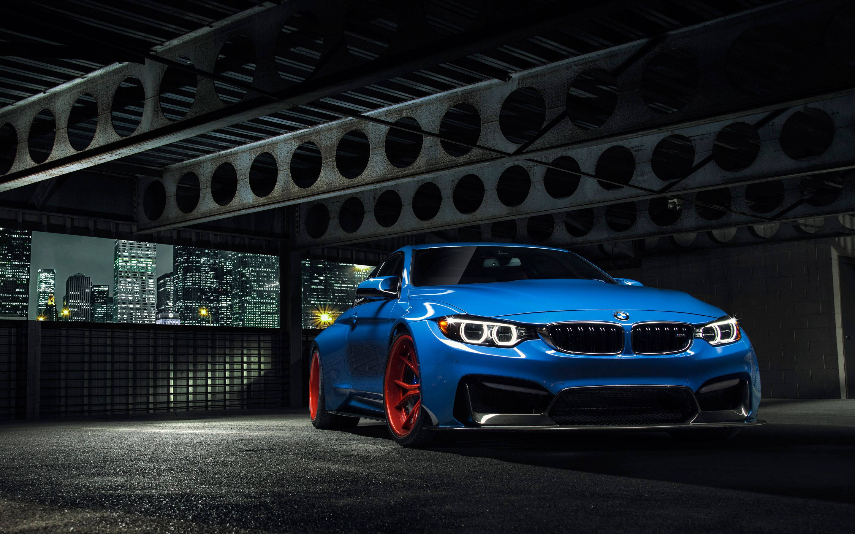 BMW ya Bluu Imepaki Ndani ya Nyumba Picha ya Ukuta