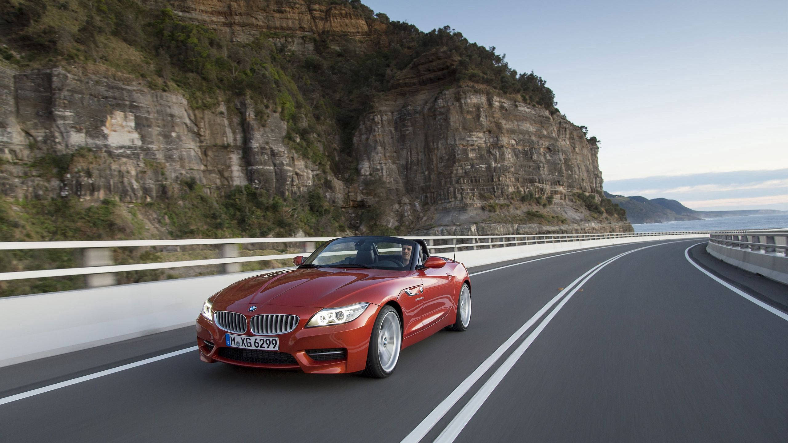 BMW Z4 ya Rangi ya Chungwa Iliyokolea Picha ya Ukuta