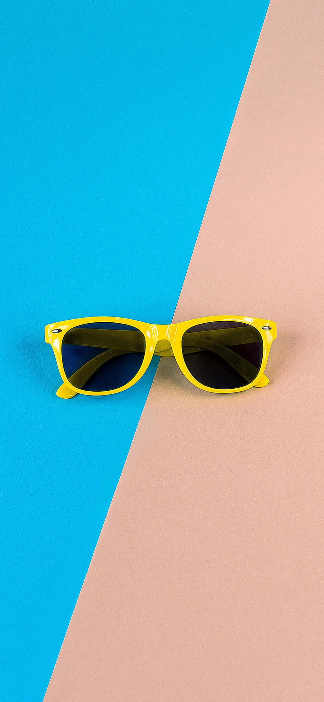 Bold and Bright Color Combination of Pink, Yellow and Blue Picha ya Ukuta