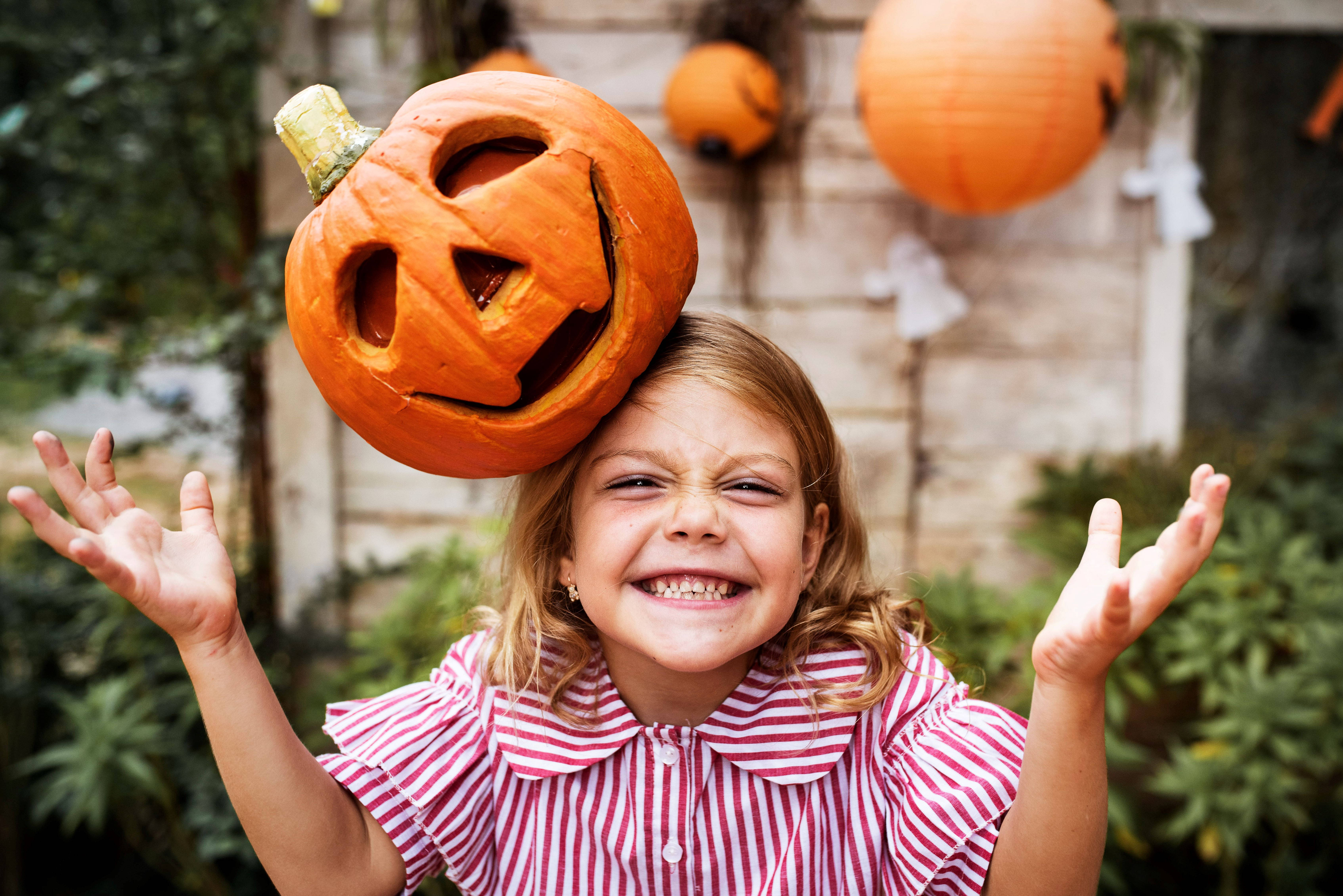 Bomu la Halloween Tamu Juu ya Kichwa cha Msichana Picha ya Ukuta