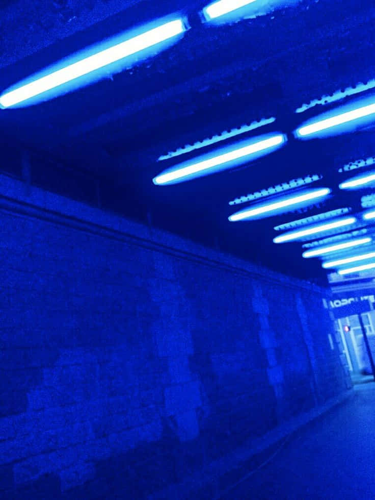 Boresha siku yako kwa Rangi ya Bluu ya Neon Inayovutia Picha ya Ukuta