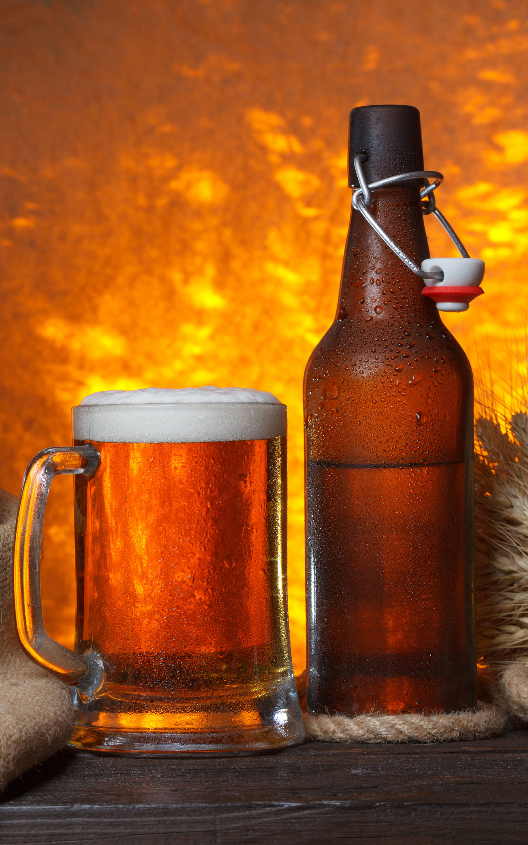 Boteli ya Bia na Pinti ya Brown Ale Picha ya Ukuta
