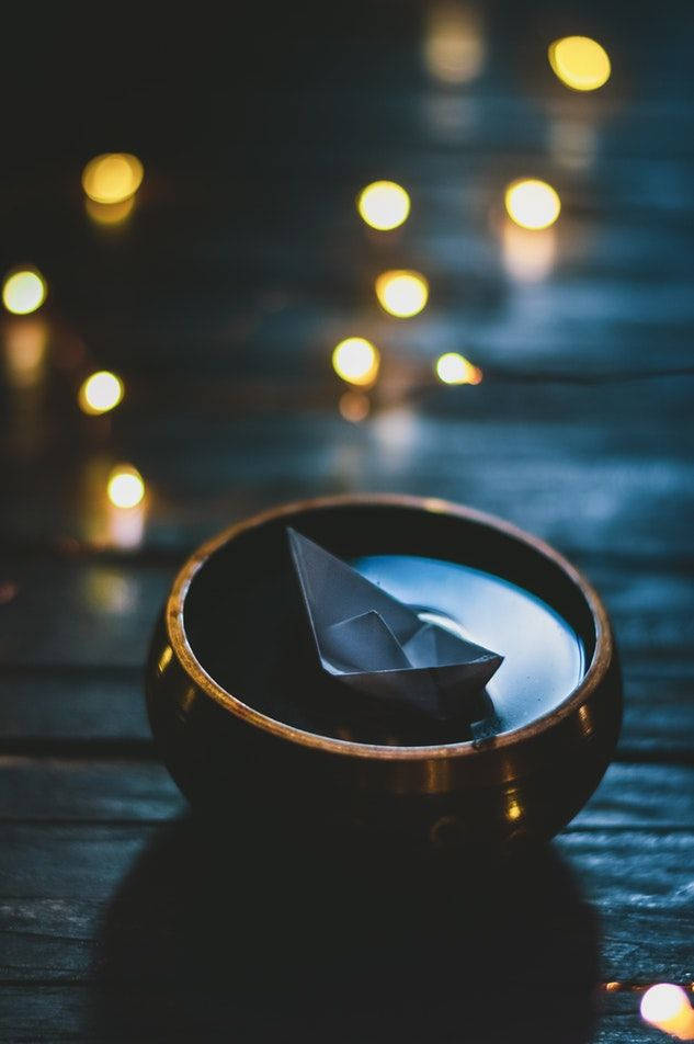 Boti ya Origami Ikielea Ndani ya Bakuli Picha ya Ukuta