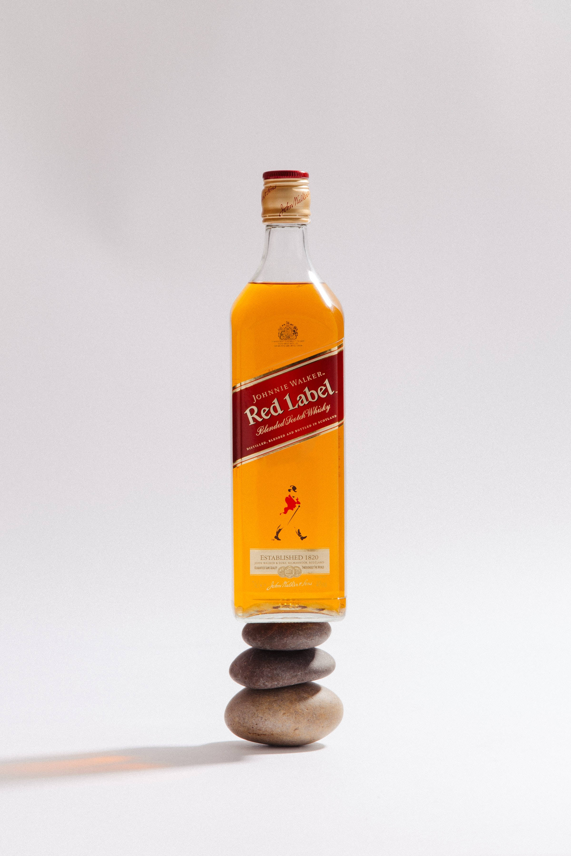 Bottle ya Whiskey Red Label kwenye Mwamba wa Mwamba Picha ya Ukuta
