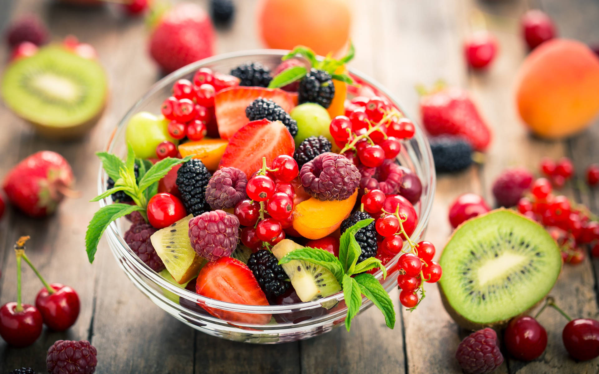 Picha ya Kikamilifu ya Berries kwenye Bakuli Picha ya Ukuta