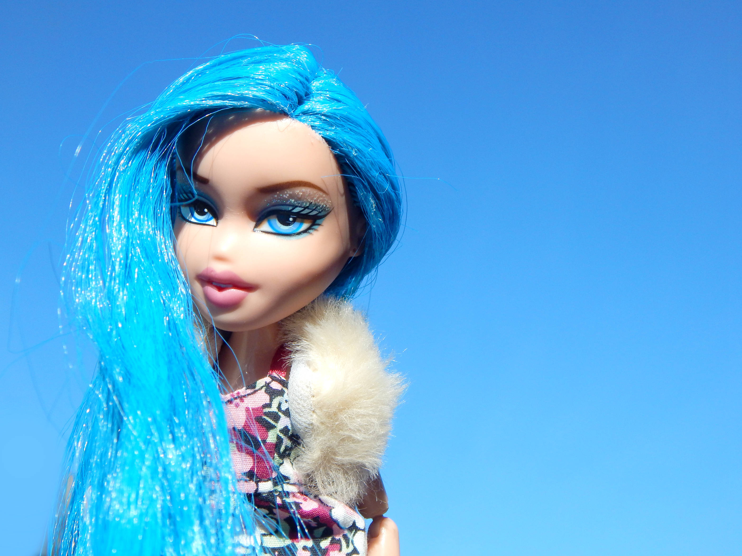 Bratz Aesthetic Katika Kanzu ya Bluu yenye Mchoro wa Mawaridi Picha ya Ukuta