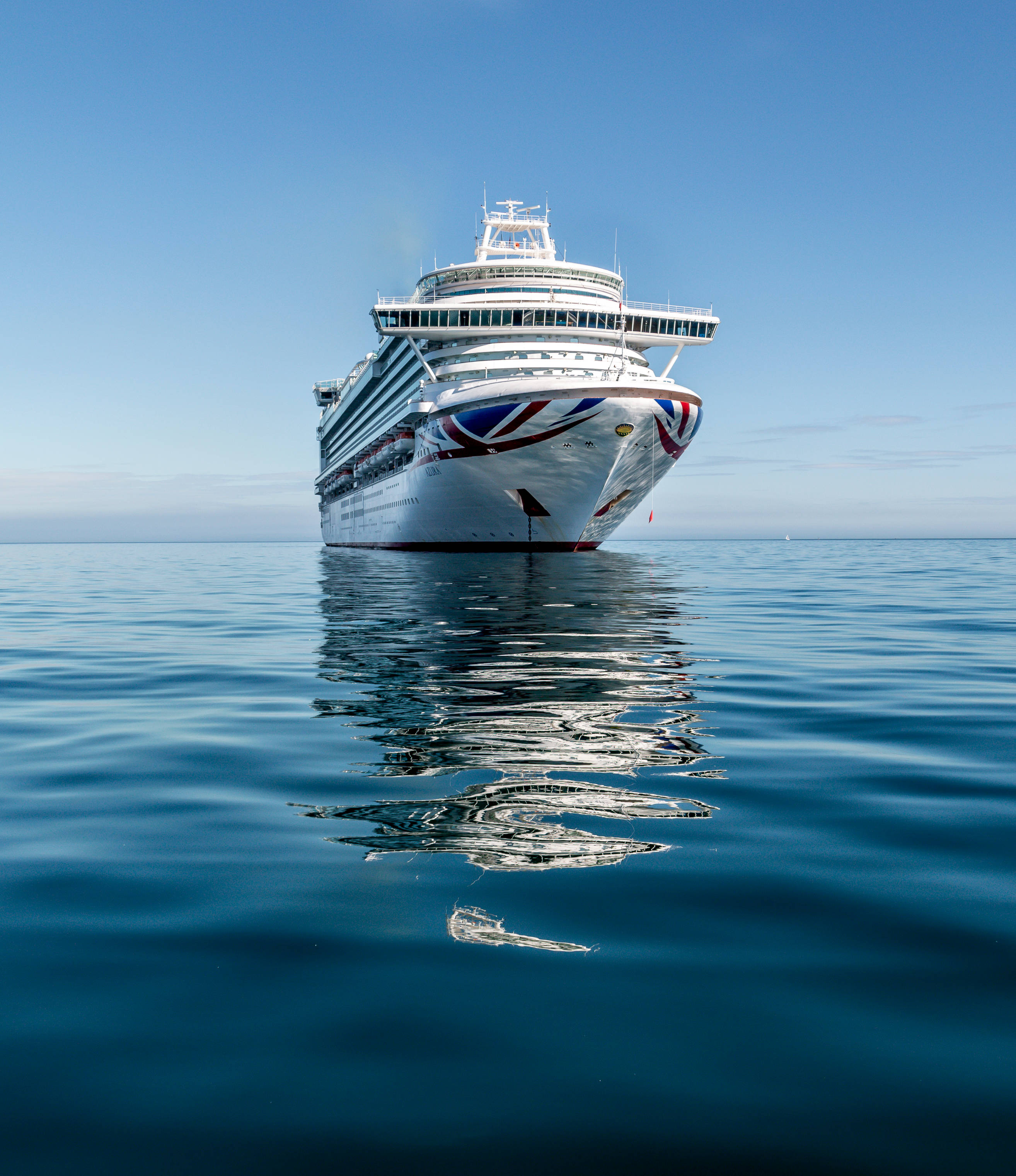Brittania White Cruise Ship Picha ya Ukuta
