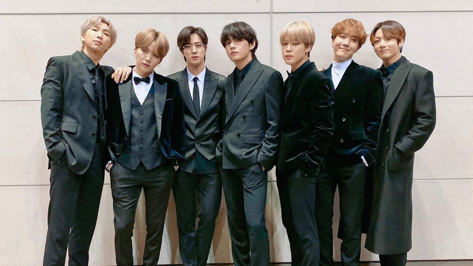 BTS 2020 Wavazi Nyeusi Picha ya Ukuta
