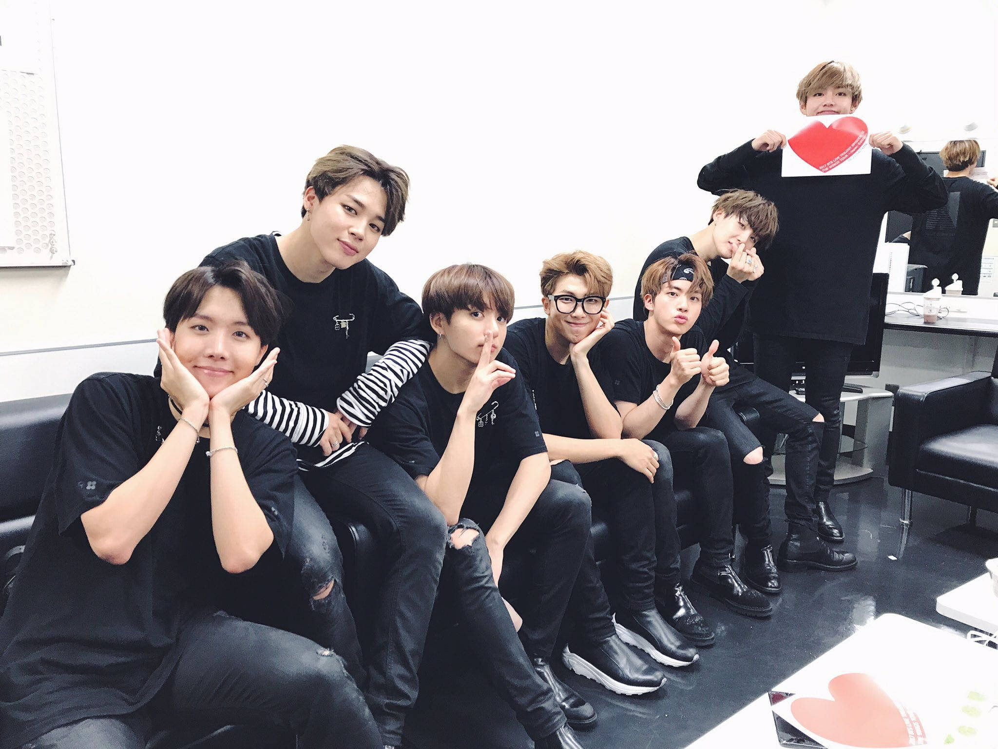 BTS 2021 Desktop - Mshikamano wa Nyota za Utamaduni wa Pop Picha ya Ukuta