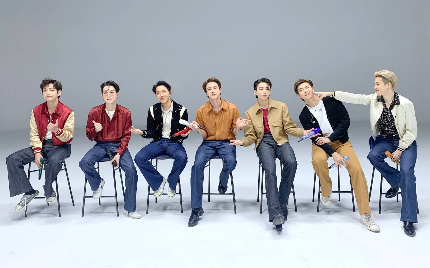 BTS Dawati Kwenye Mstari wa Viti vya Kukalia Picha ya Ukuta