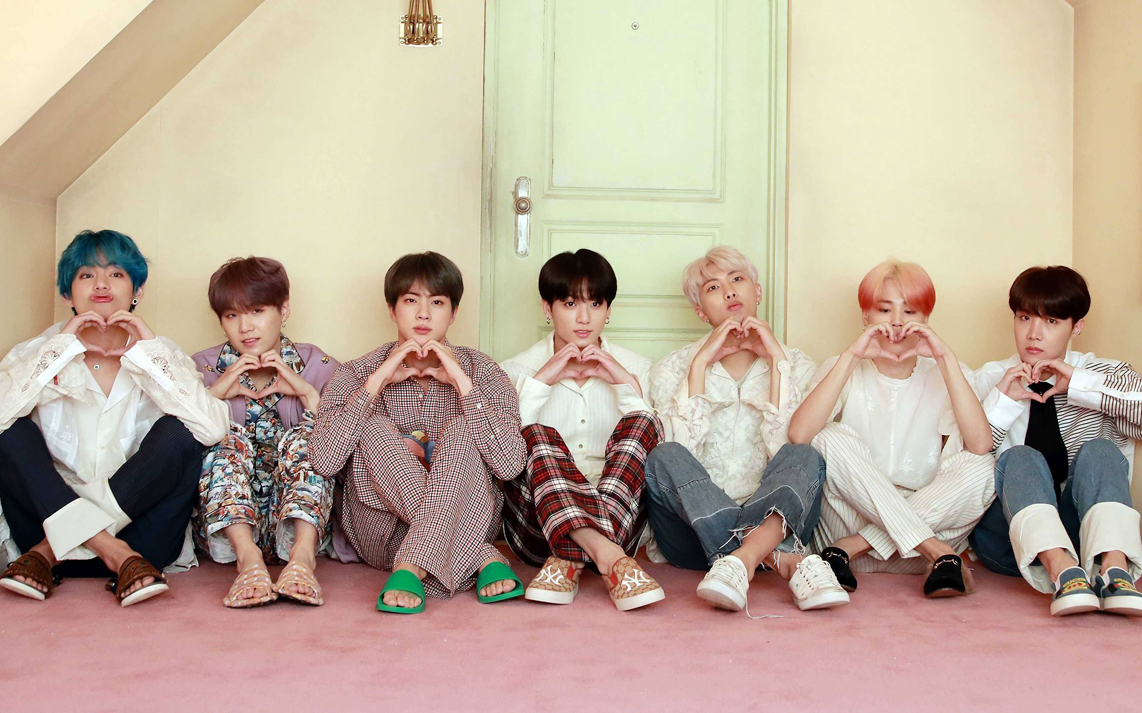 BTS Ishara za Mioyo Kwenye Mlango kwa Kompyuta Picha ya Ukuta