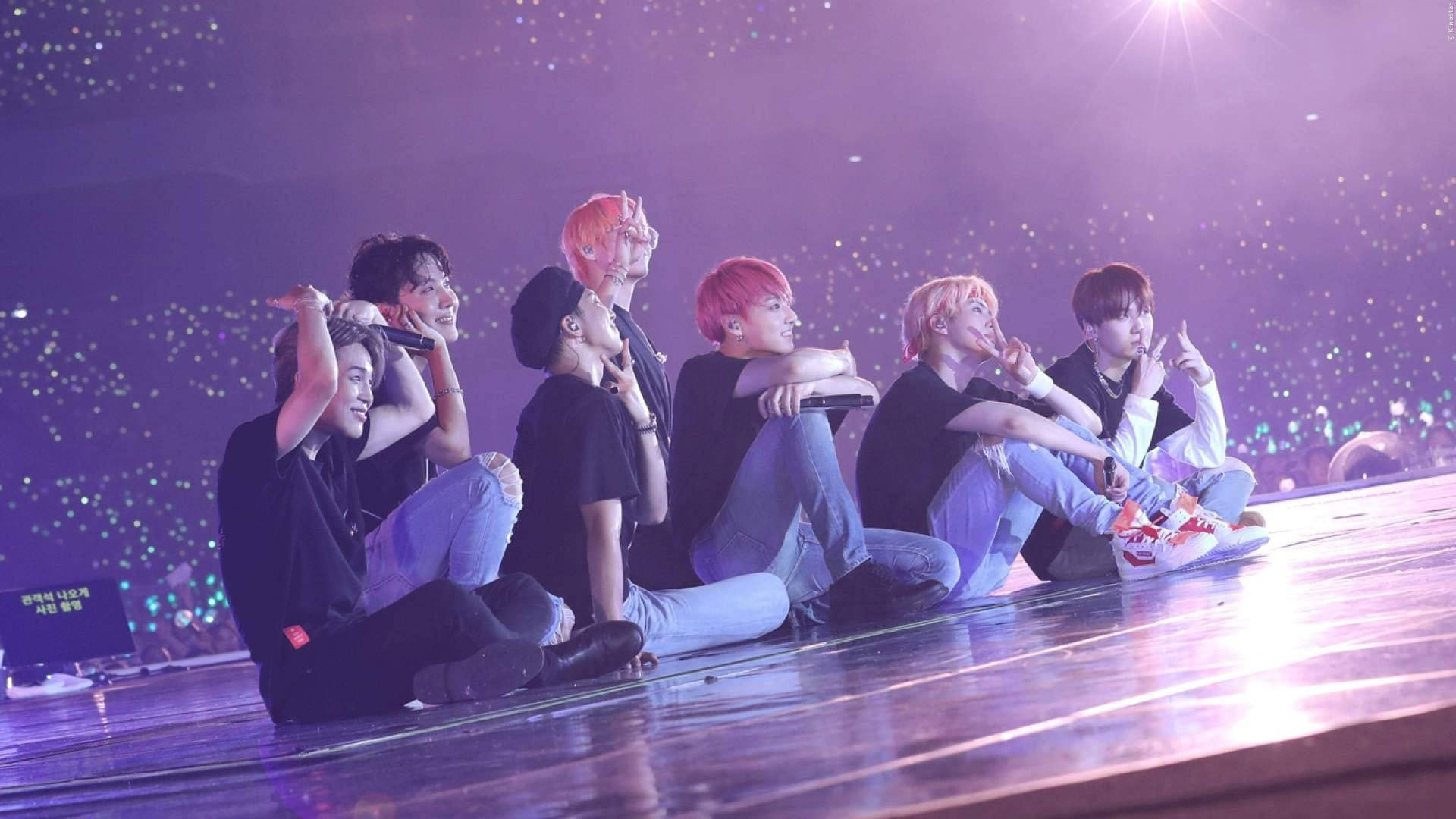 BTS Juu ya Jukwaa la Zambarau Mandhari Picha ya Ukuta