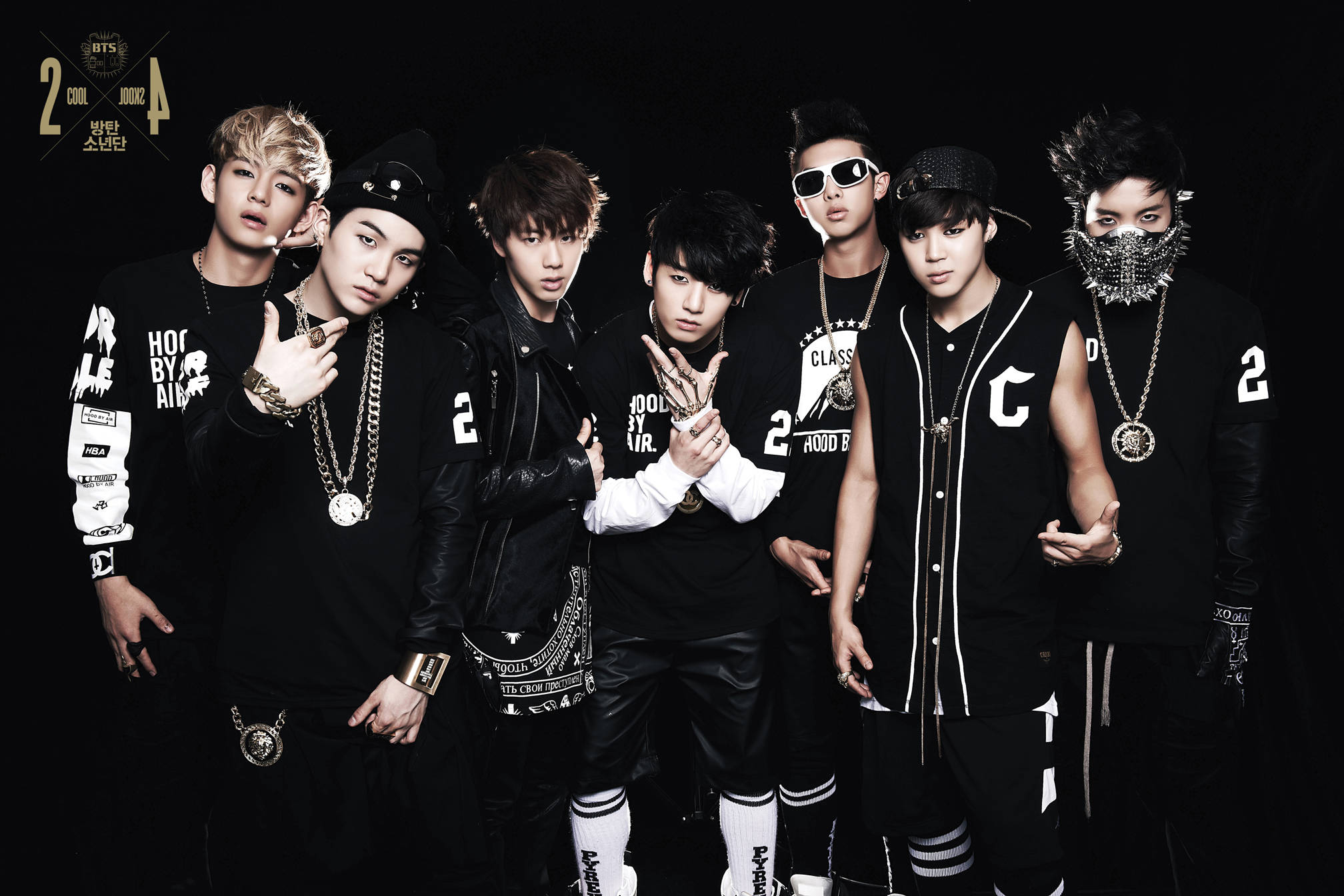 BTS Kundi Mandhari ya Mijini Nyeusi na Nyeupe Picha ya Ukuta