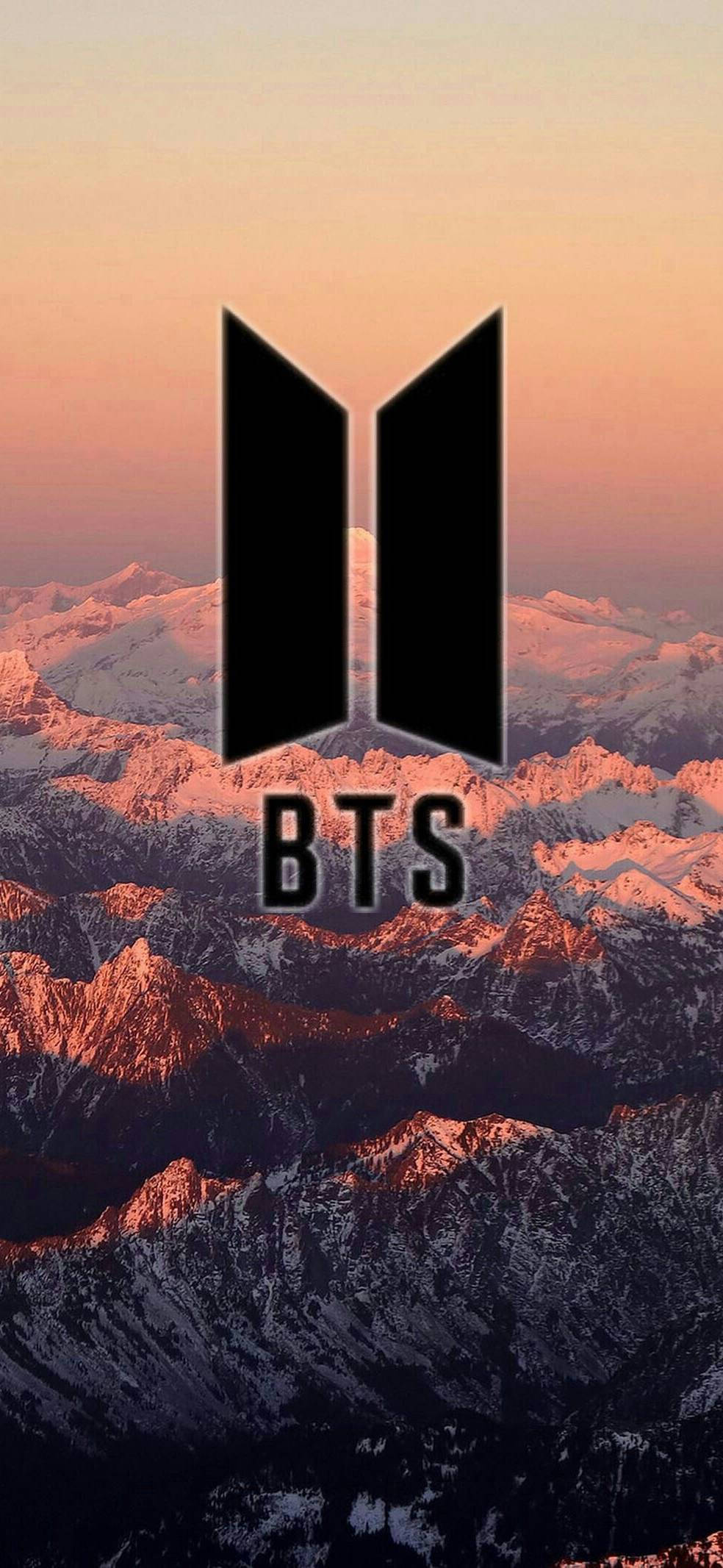 BTS Logo kwenye Mlima wa Aesthetic Picha ya Ukuta