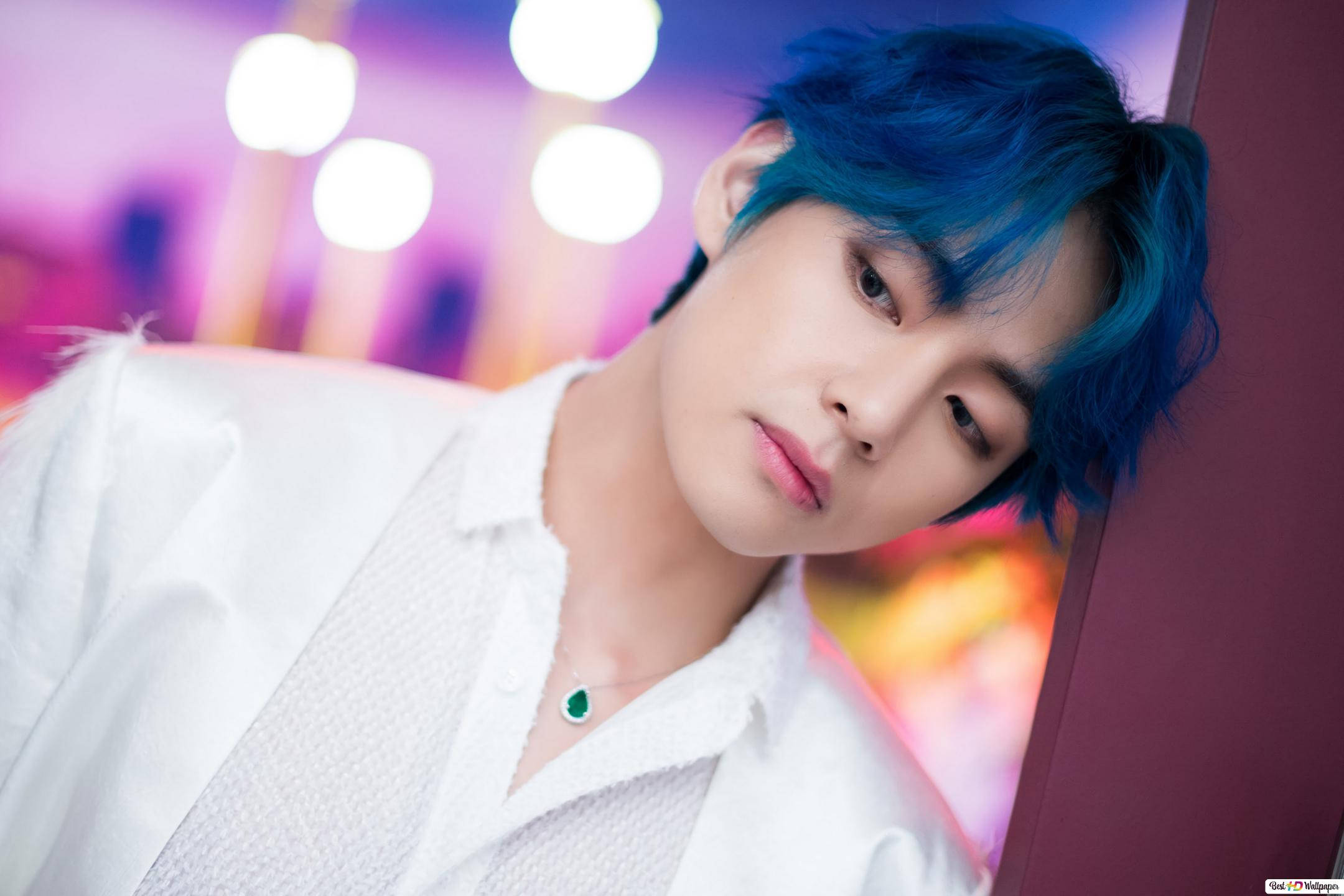 BTS V Akiwa Ameegemea Ukuta Picha ya Ukuta