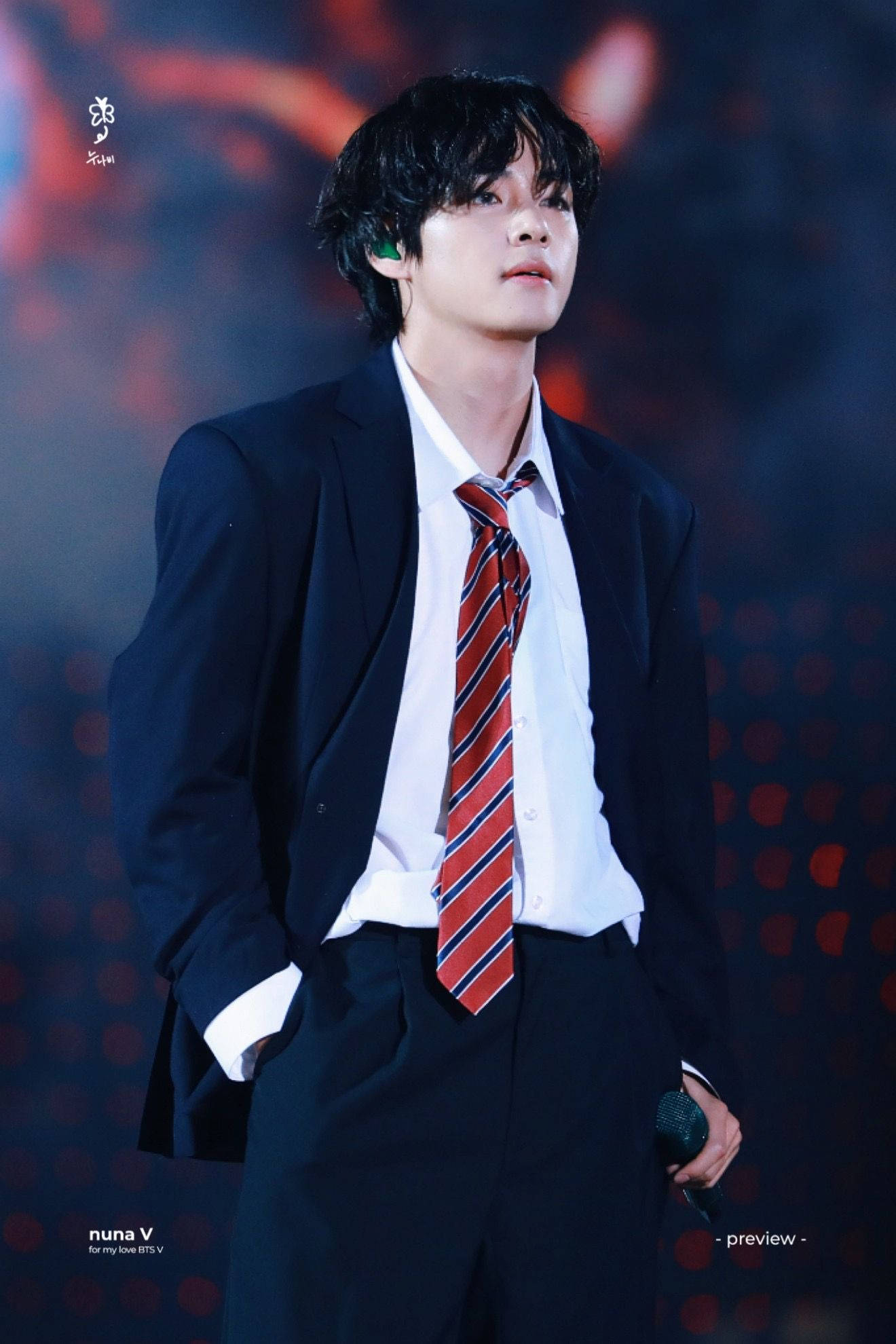 BTS V Akiwa Sare za Shule Picha ya Ukuta