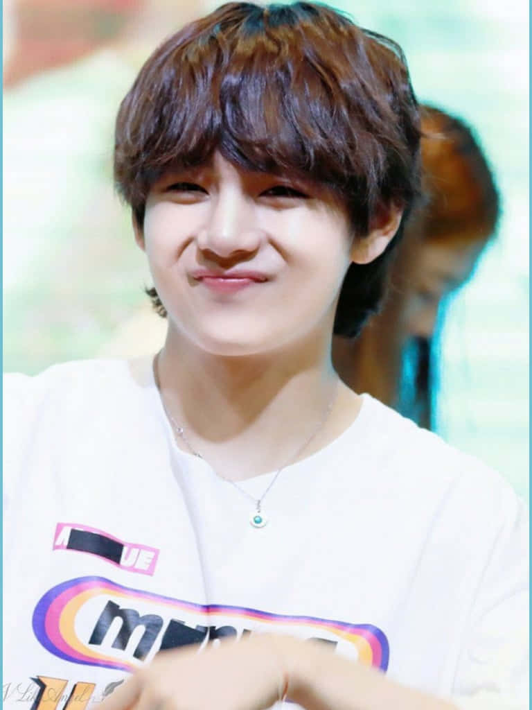 BTS V Anaonyesha Tabasamu Lake la Kujiamini Picha ya Ukuta