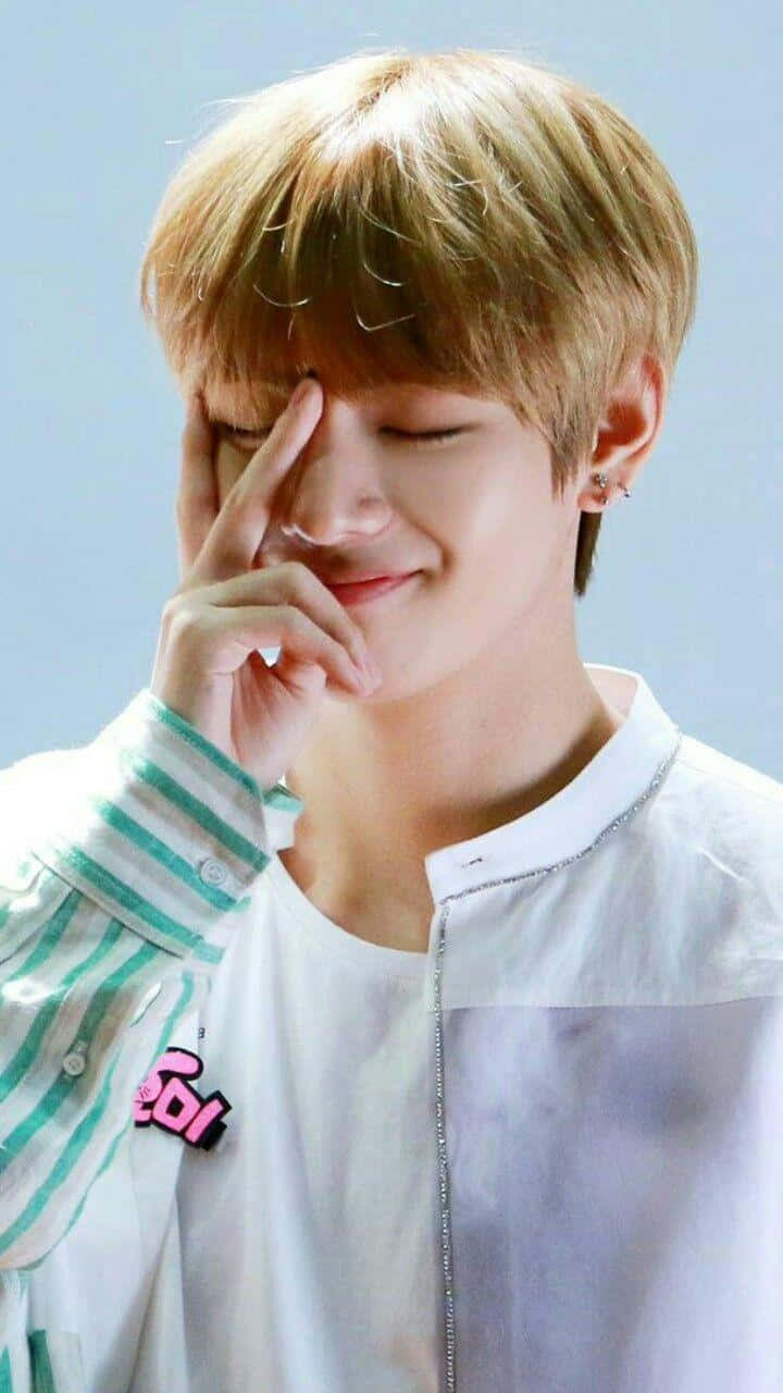 BTS V Anasimama Kwa Ushindi! Picha ya Ukuta
