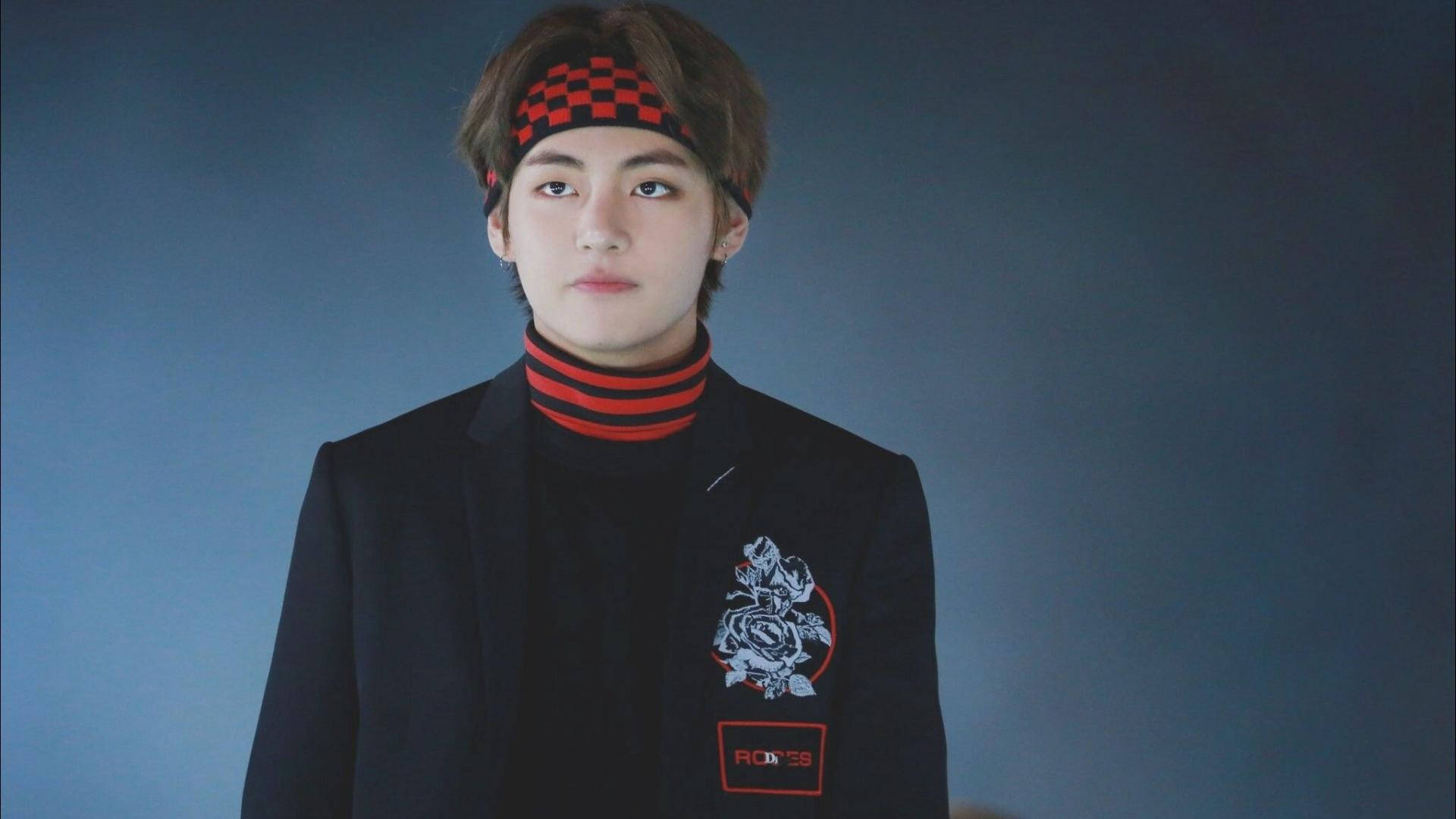 BTS V Mrembo Akiwa Nyeusi na Nyekundu Picha ya Ukuta