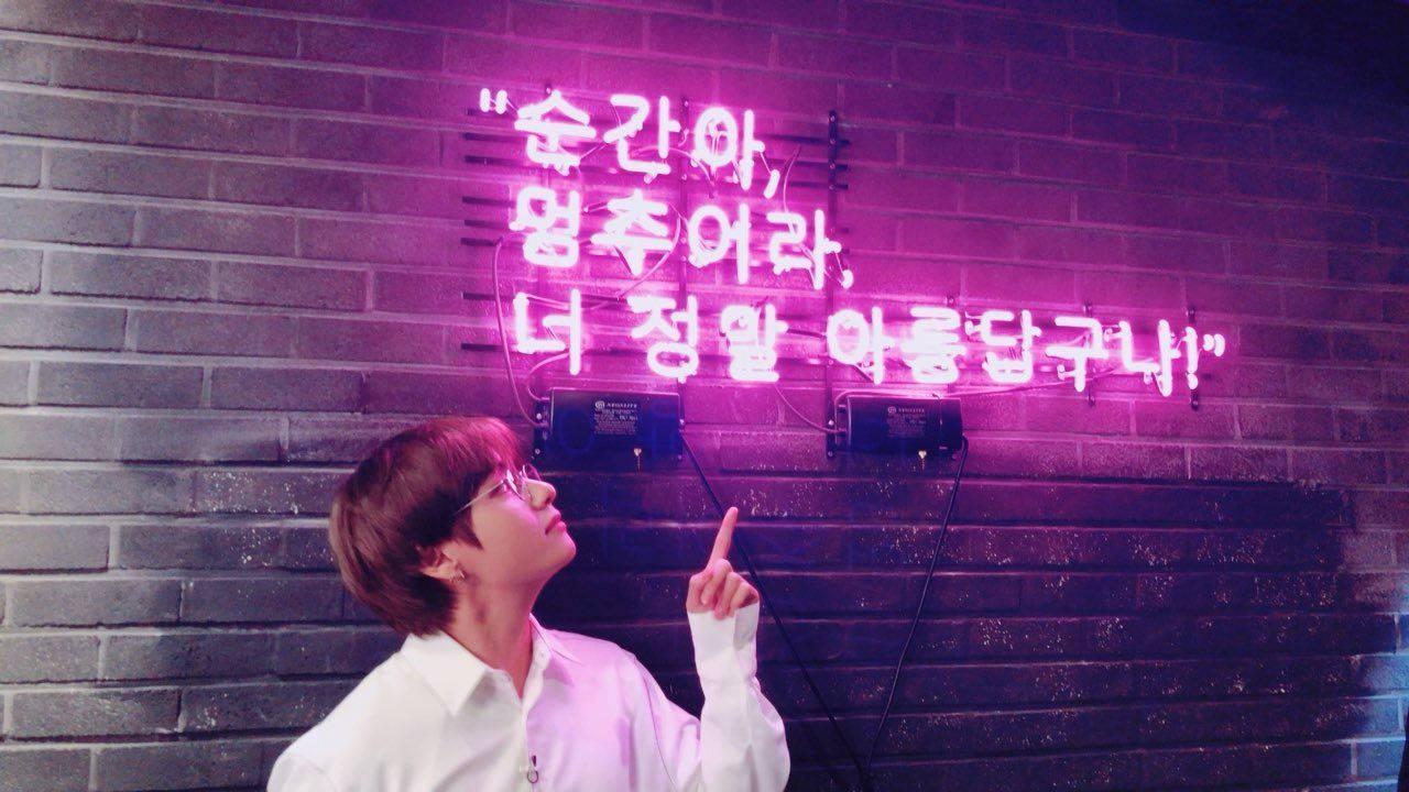 BTS V Mwanga wa Neon wa Aesthetic Picha ya Ukuta