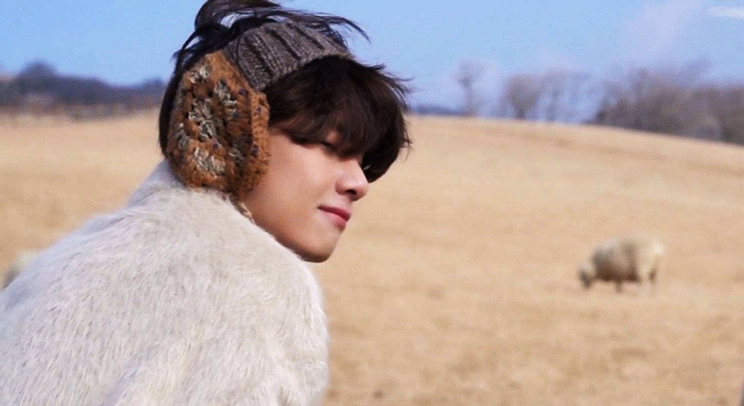 BTS V Vifuniko vya Masikio Vilivyofumwa Picha ya Ukuta