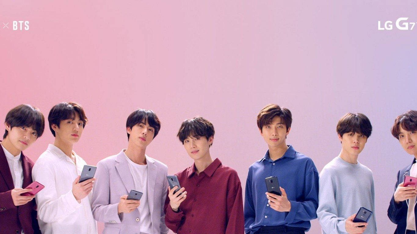 BTS Wakishikilia Simu za LG Laptop Picha ya Ukuta