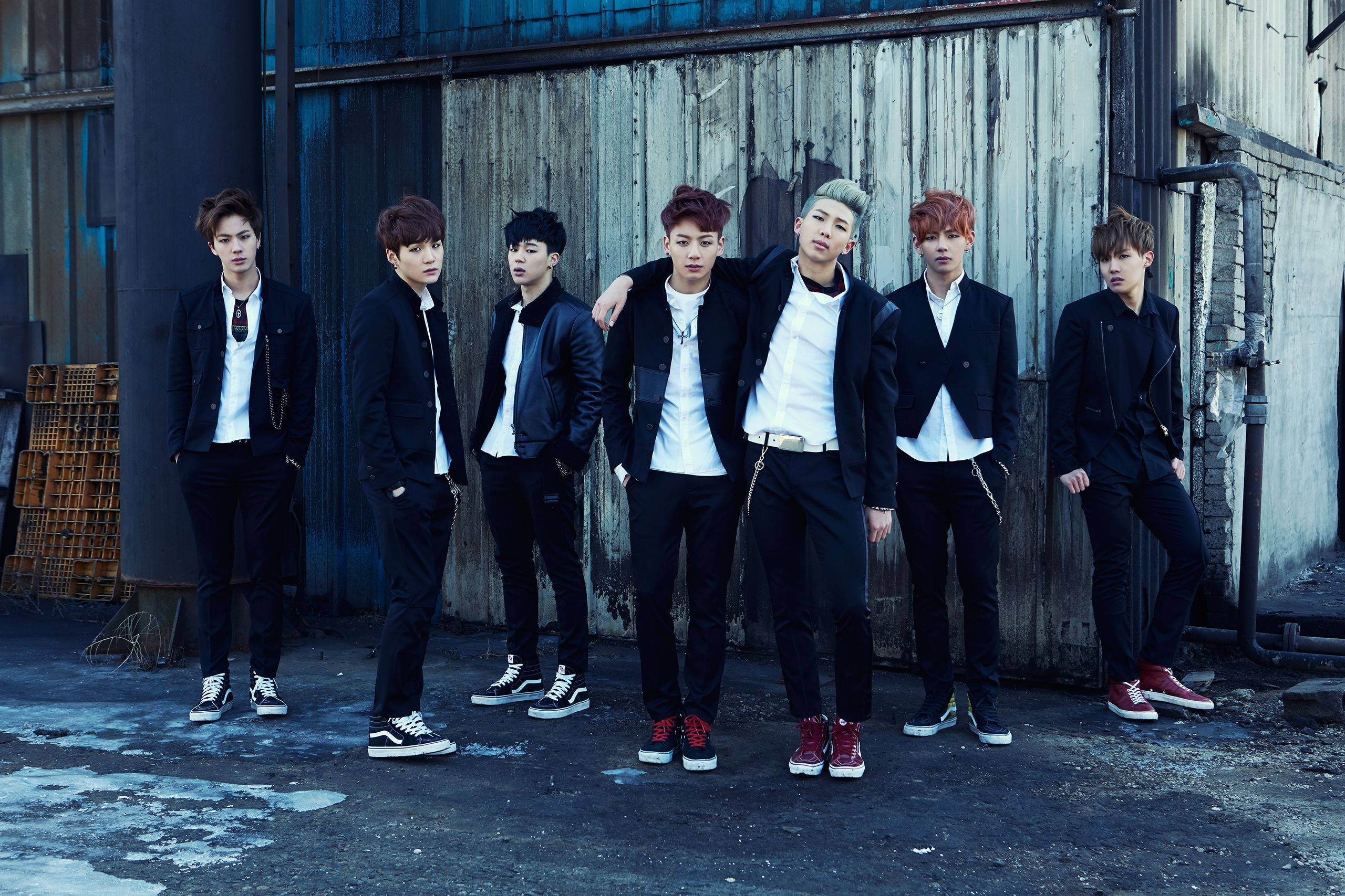 BTS wakiwa kwenye Jacketi Nyeusi za Kupendeza Picha ya Ukuta