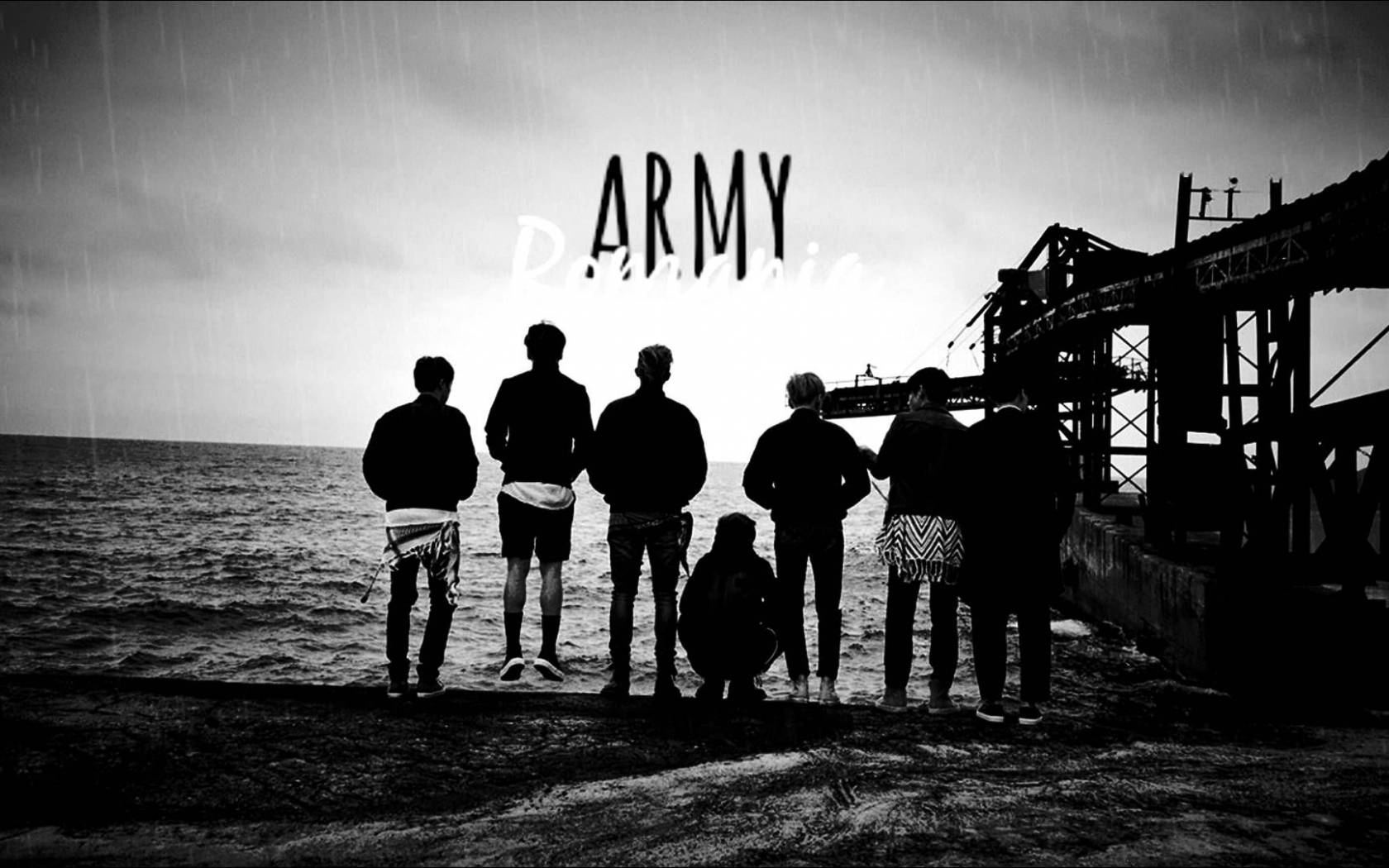 BTS Wamesimama Kando ya Bahari Laptop Nyeusi na Nyeupe Picha ya Ukuta