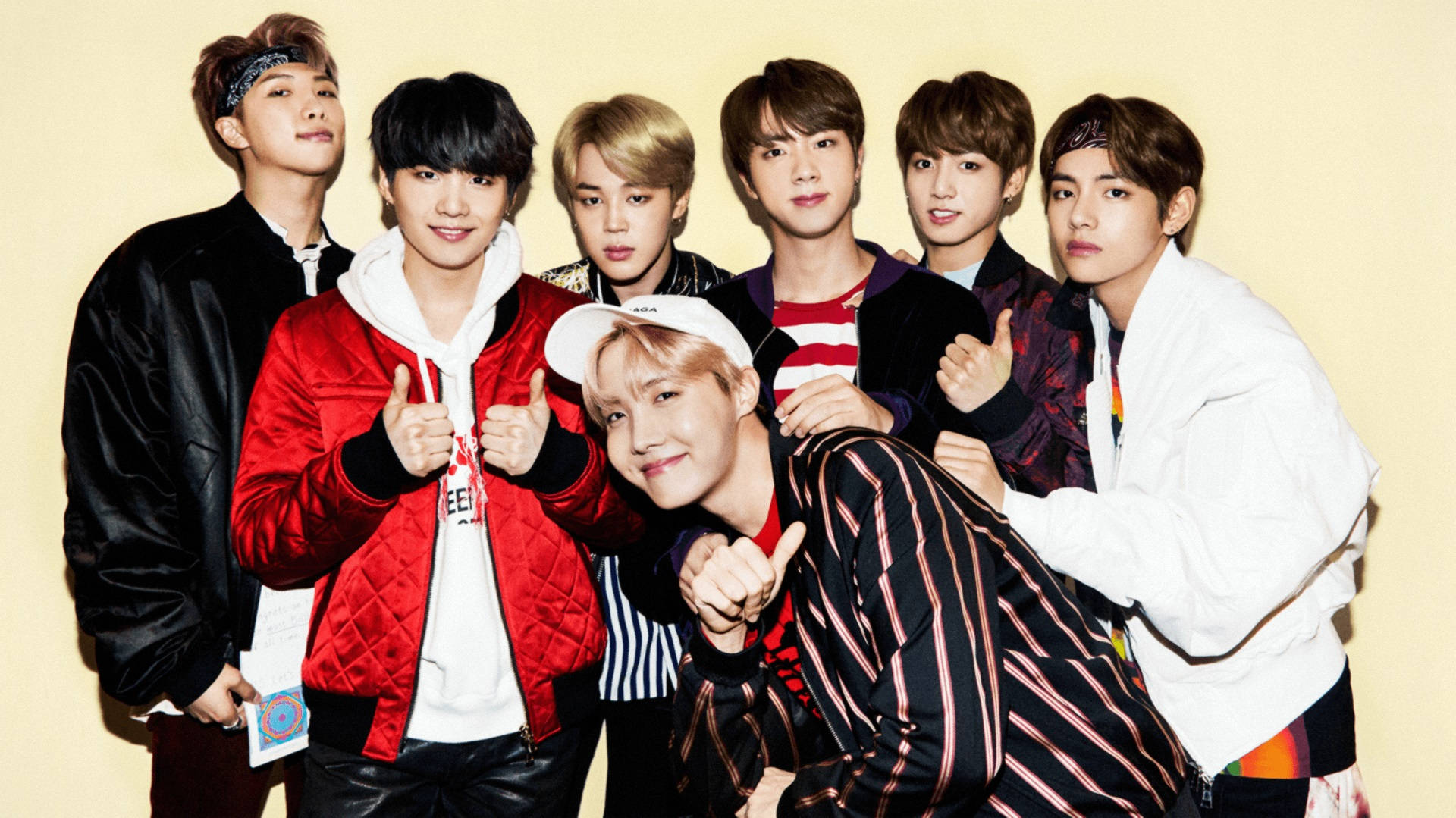 BTS Wapendeza Wakipiga Pose Kwenye Mandharinyuma ya Njano Picha ya Ukuta