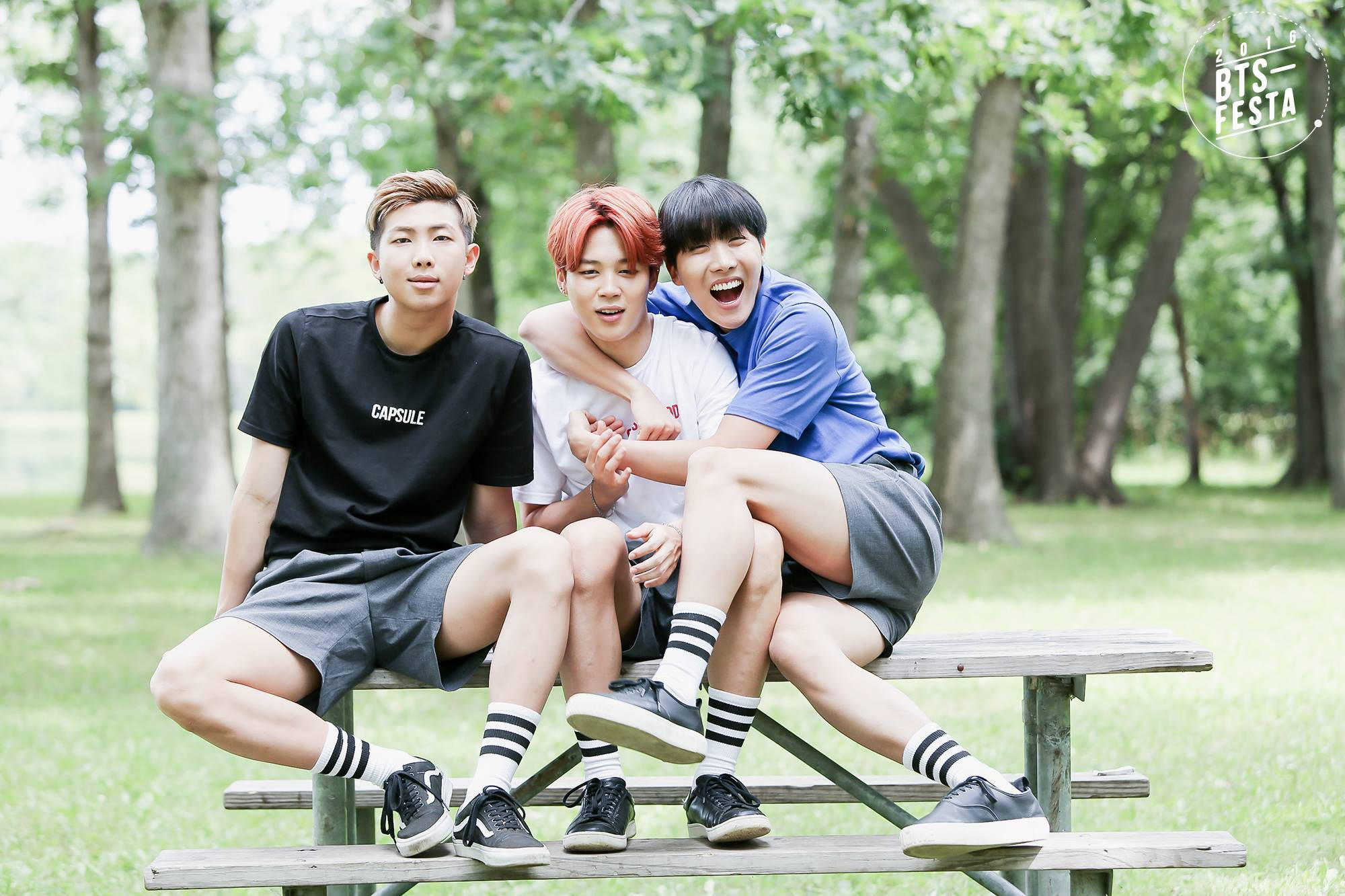 Bts Watatu Wazuri Kwenye Benchi La Hifadhi Picha ya Ukuta
