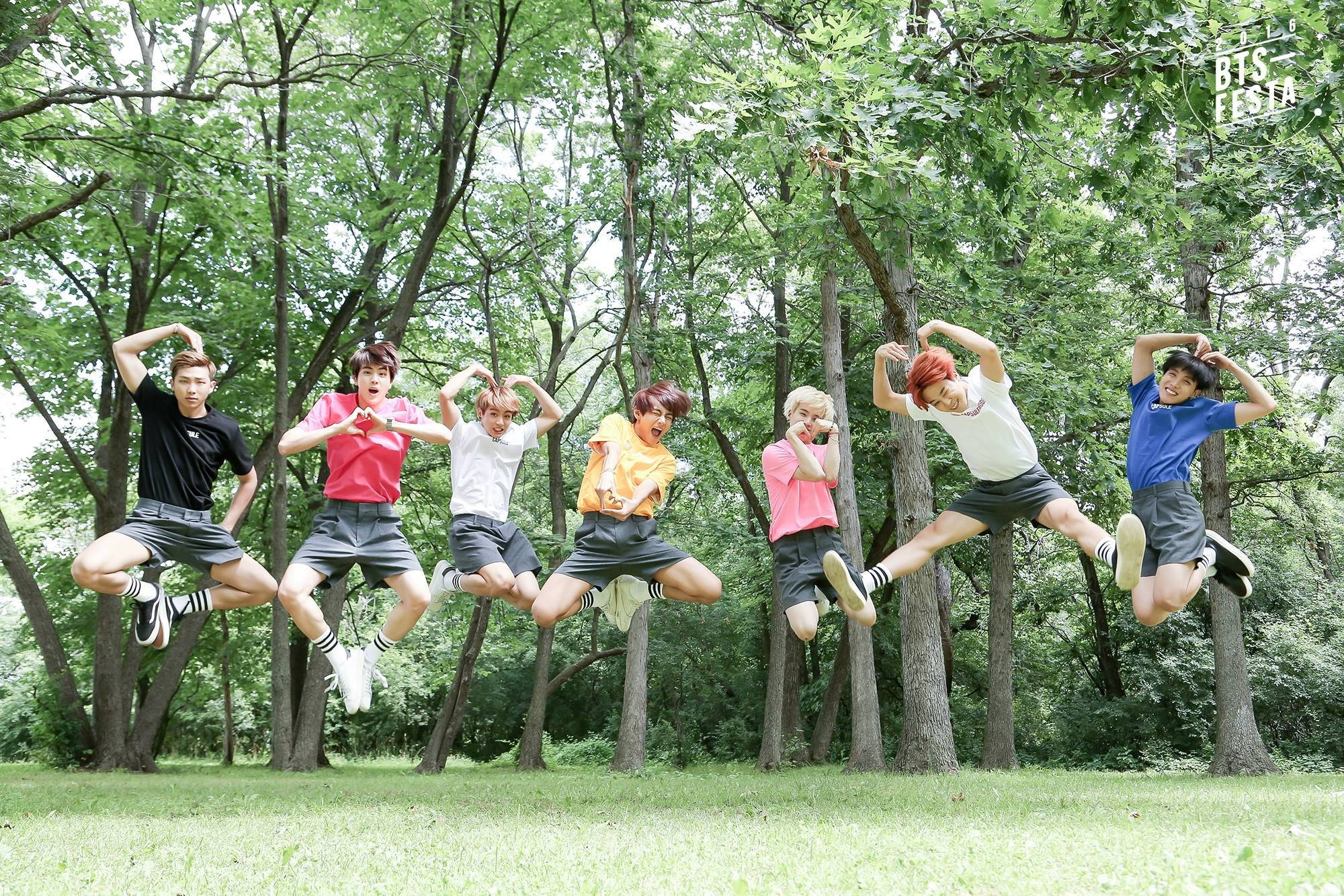 BTS Wavuti ya Meza Jumpshot Msituni Picha ya Ukuta